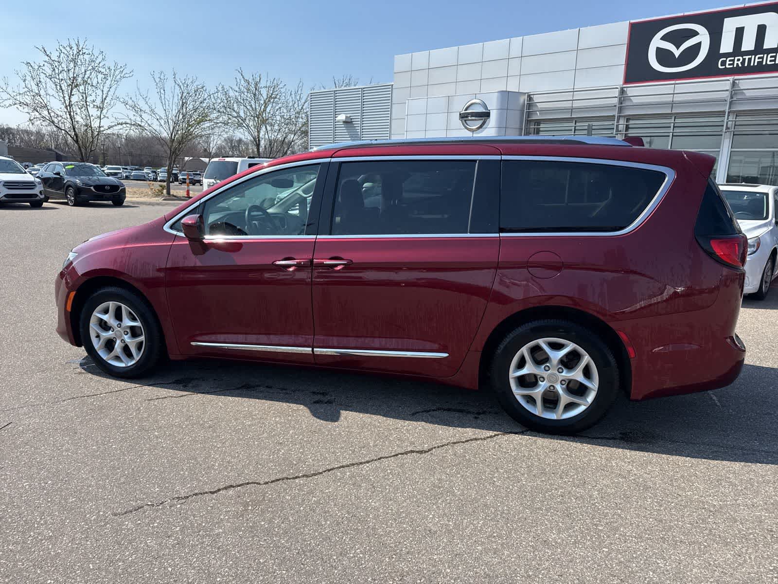 Thumbnail: 2017 Chrysler Pacifica - 8