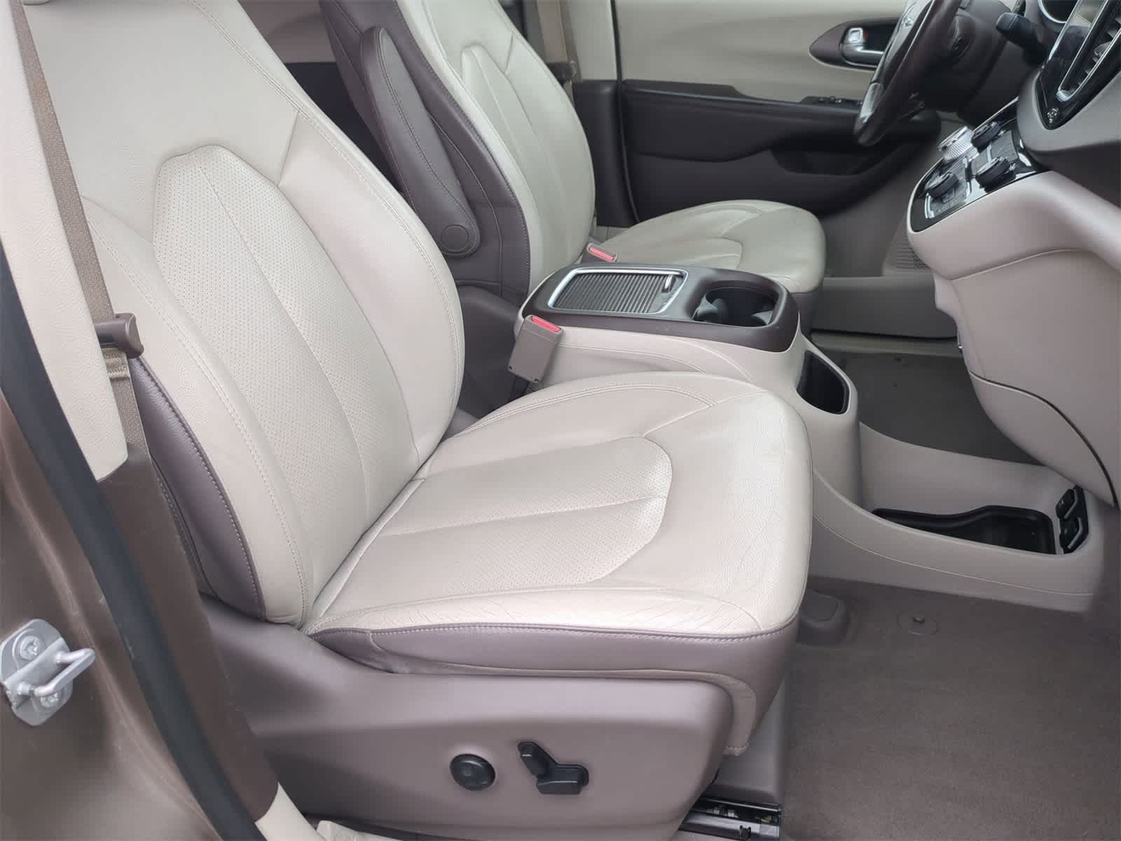 Thumbnail: 2018 Chrysler Pacifica - 22