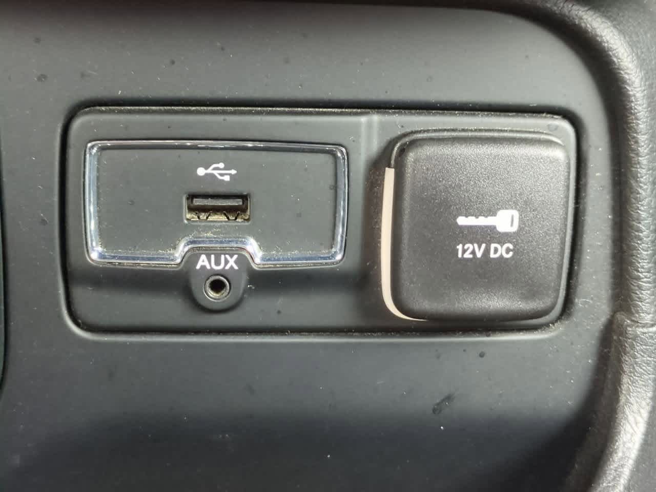 Thumbnail: 2016 Jeep Renegade - 31