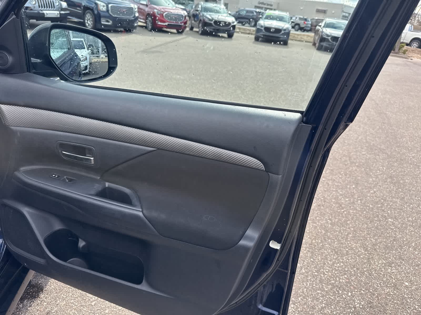 Thumbnail: 2015 Mitsubishi Outlander - 27