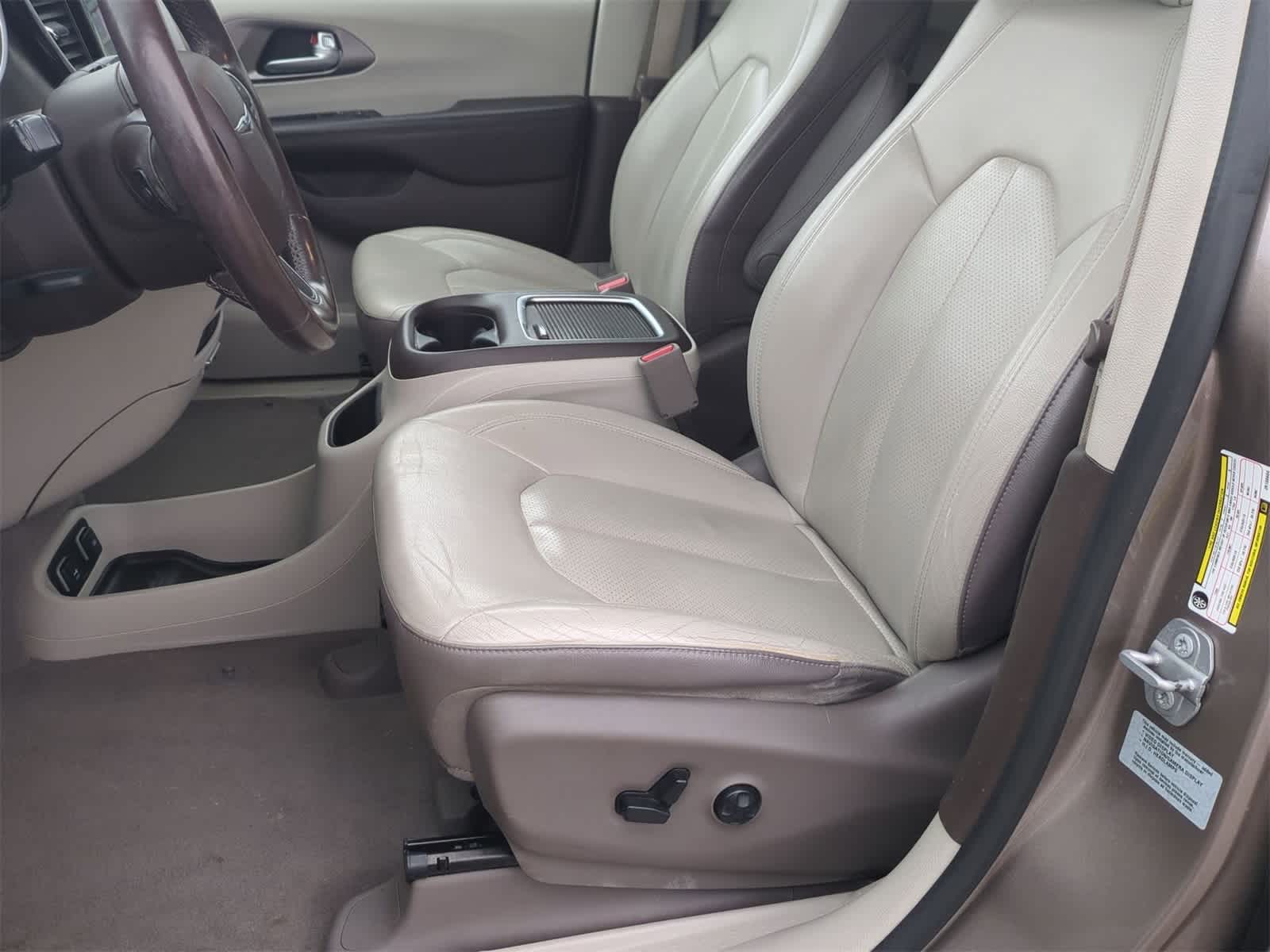 Thumbnail: 2018 Chrysler Pacifica - 15