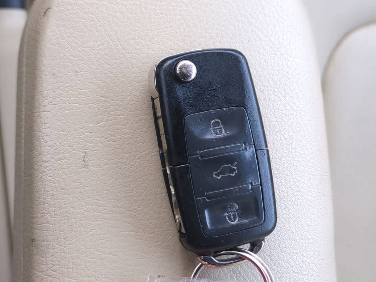 Thumbnail: 2006 Volkswagen New Beetle - 26