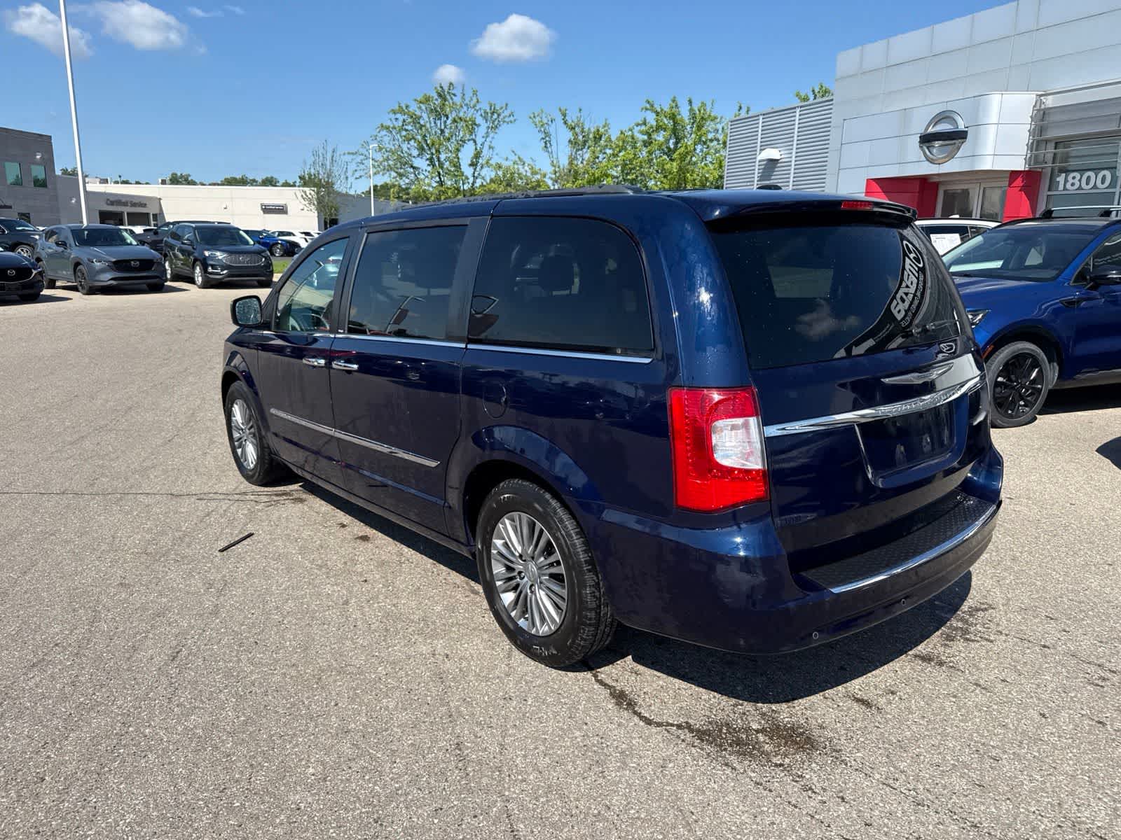 Thumbnail: 2013 Chrysler Town & Country - 7