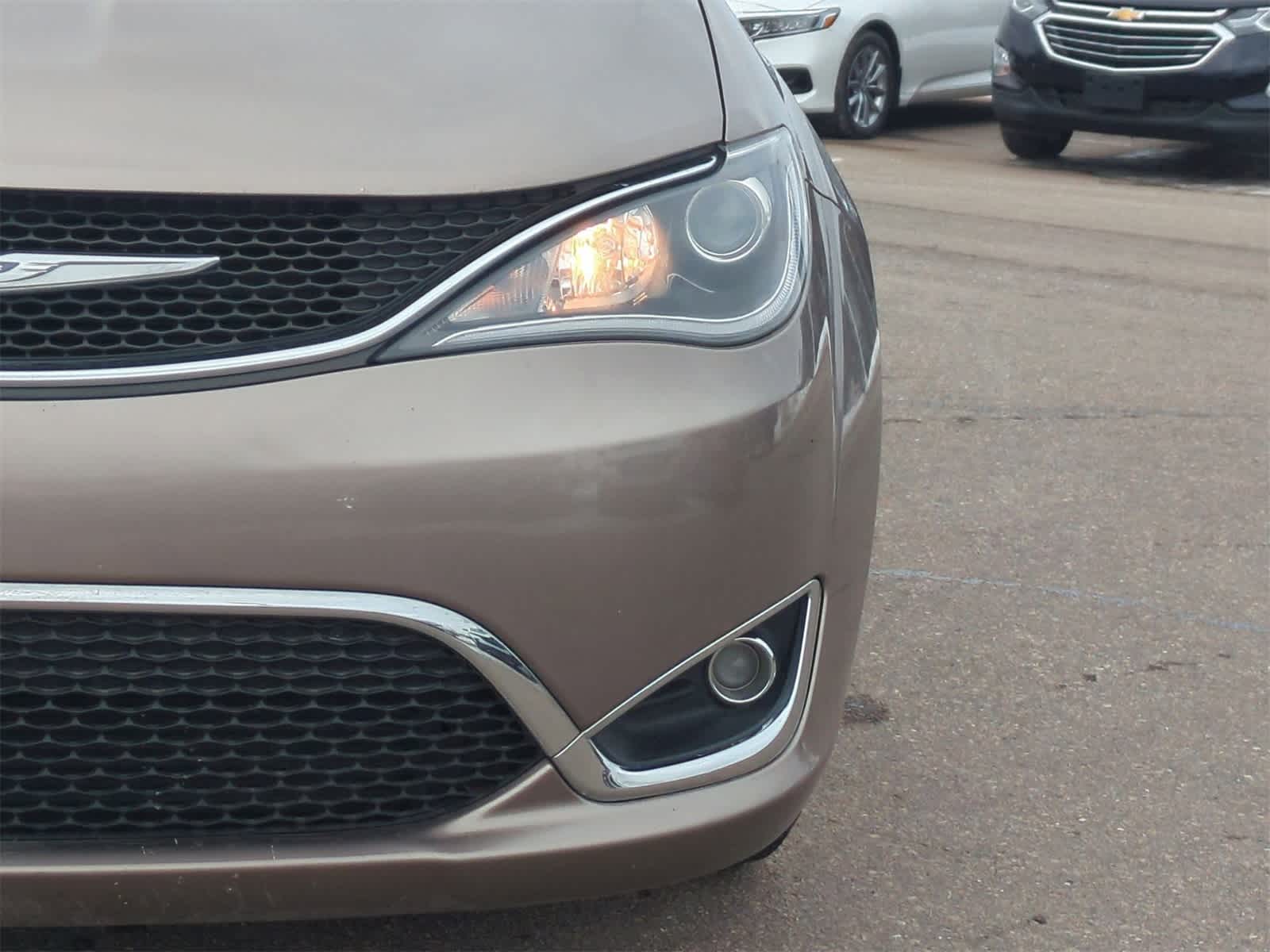 Thumbnail: 2018 Chrysler Pacifica - 10