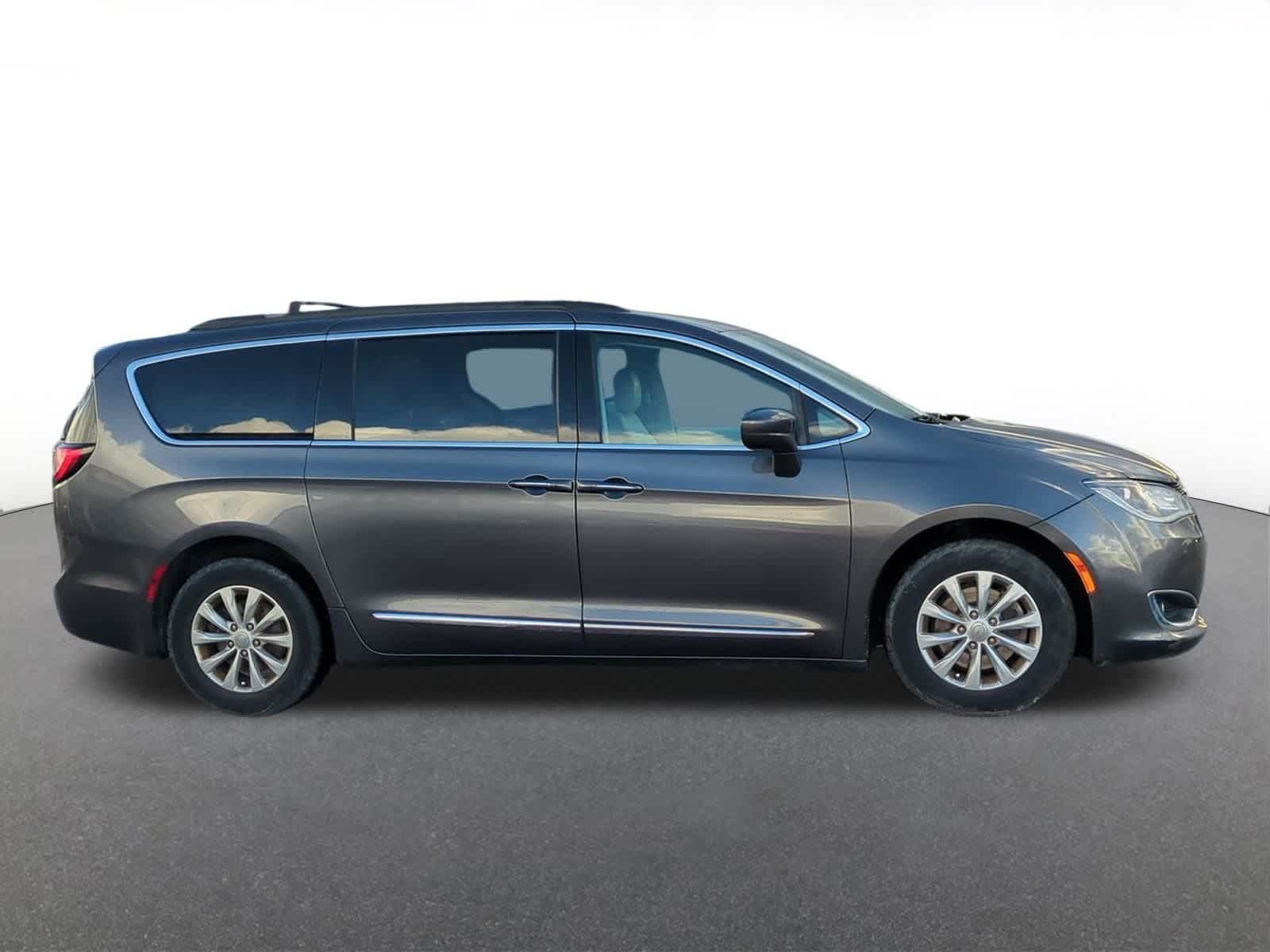 Thumbnail: 2017 Chrysler Pacifica - 7