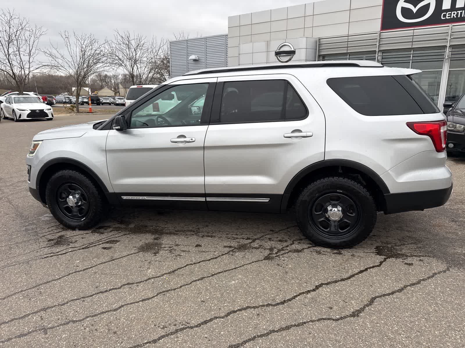 Thumbnail: 2016 Ford Explorer - 8