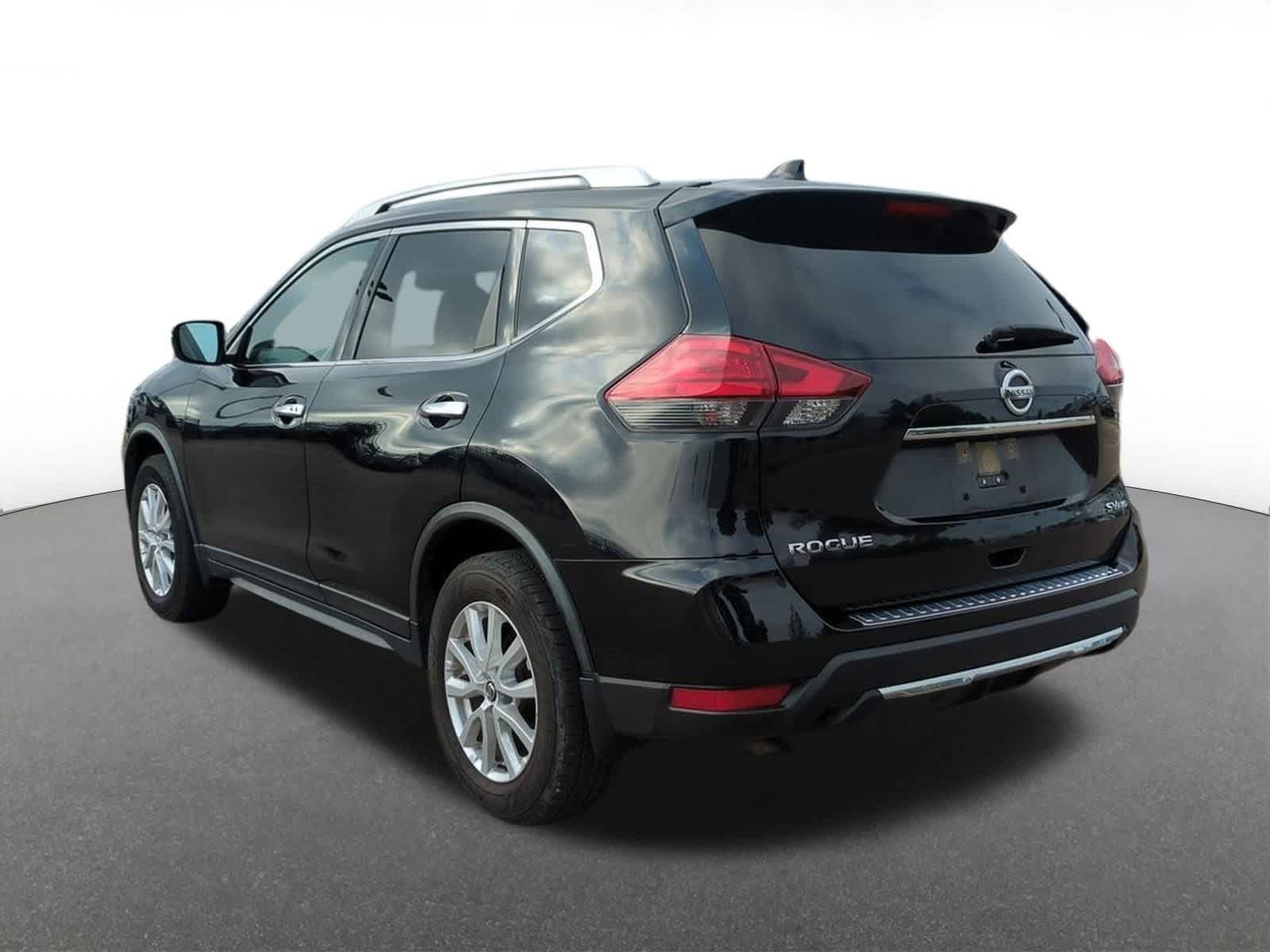 2017 Nissan Rogue SV photo 3