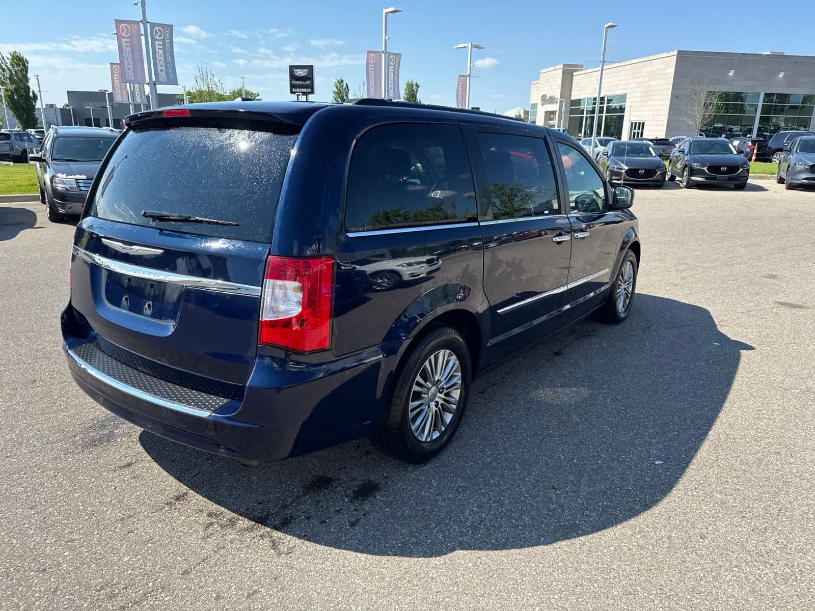 Thumbnail: 2013 Chrysler Town & Country - 5