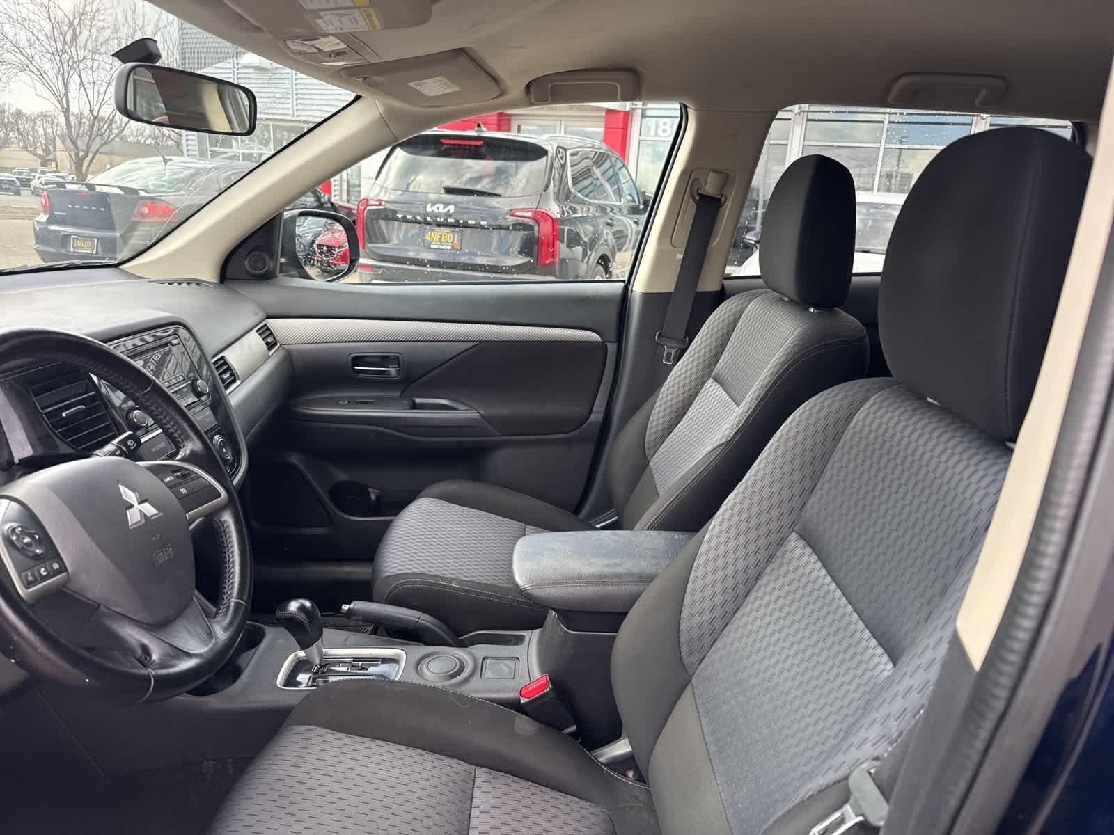 Thumbnail: 2015 Mitsubishi Outlander - 14