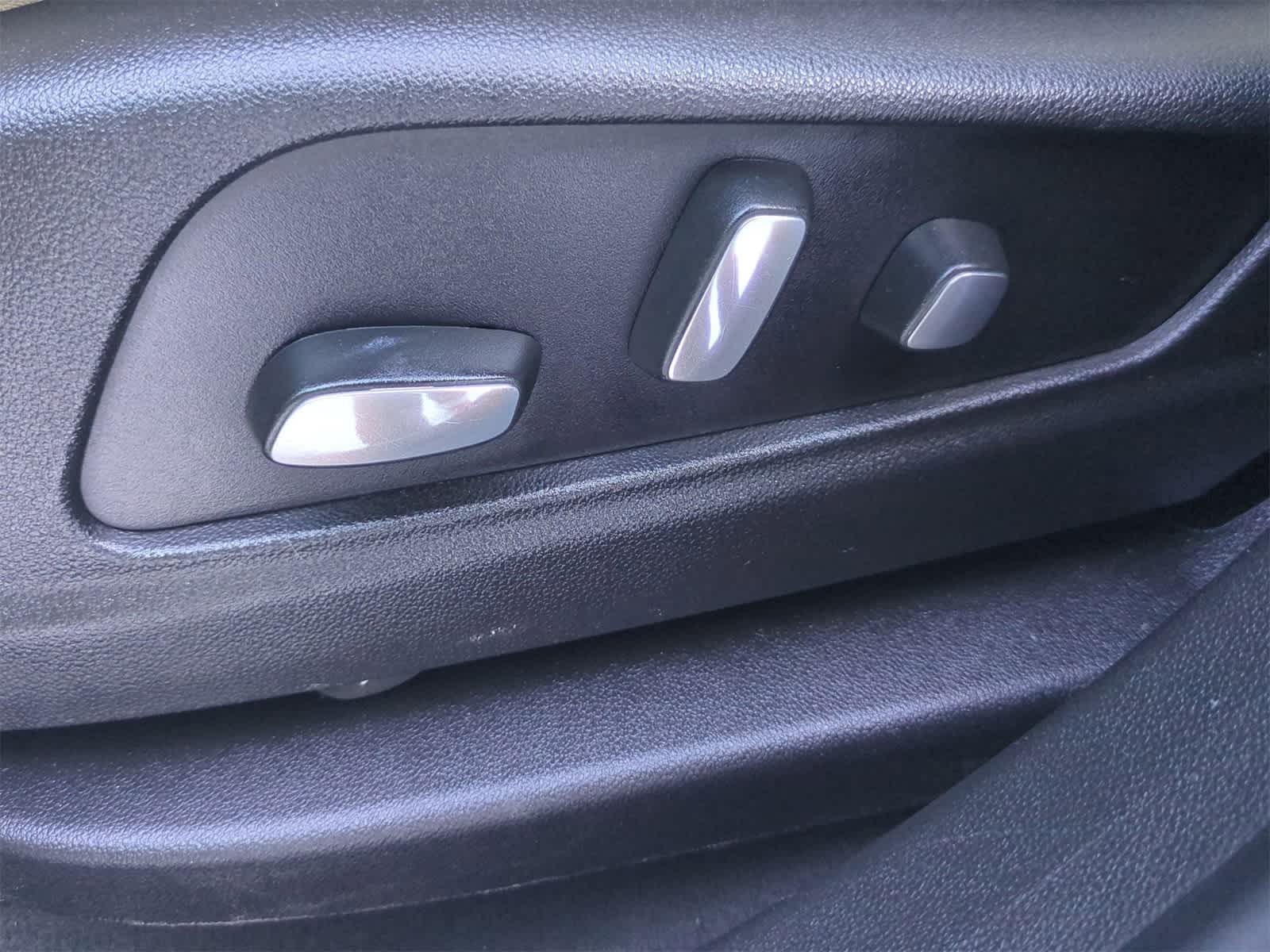 Thumbnail: 2017 Cadillac XT5 - 16