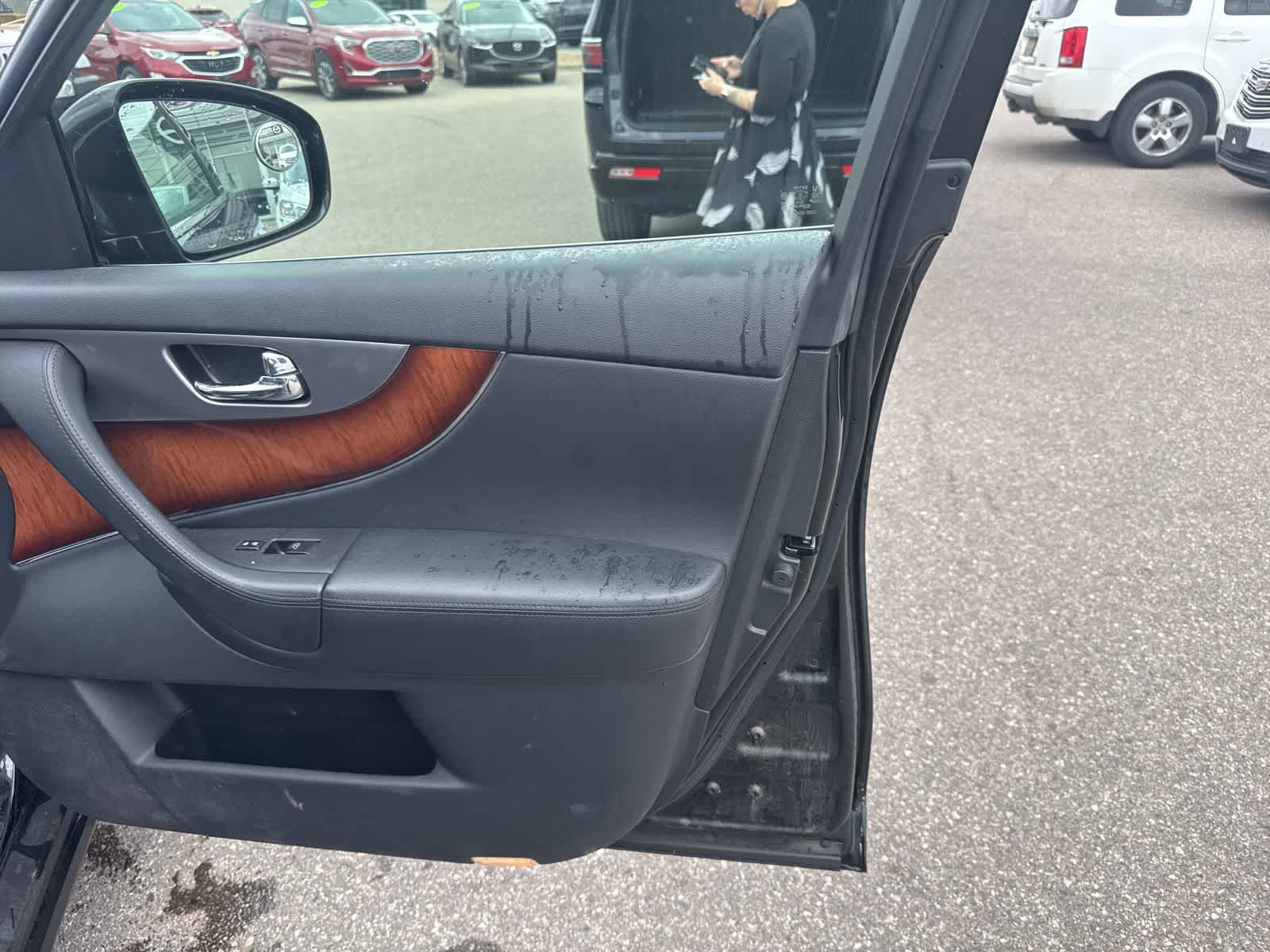 Thumbnail: 2012 INFINITI FX35 - 21