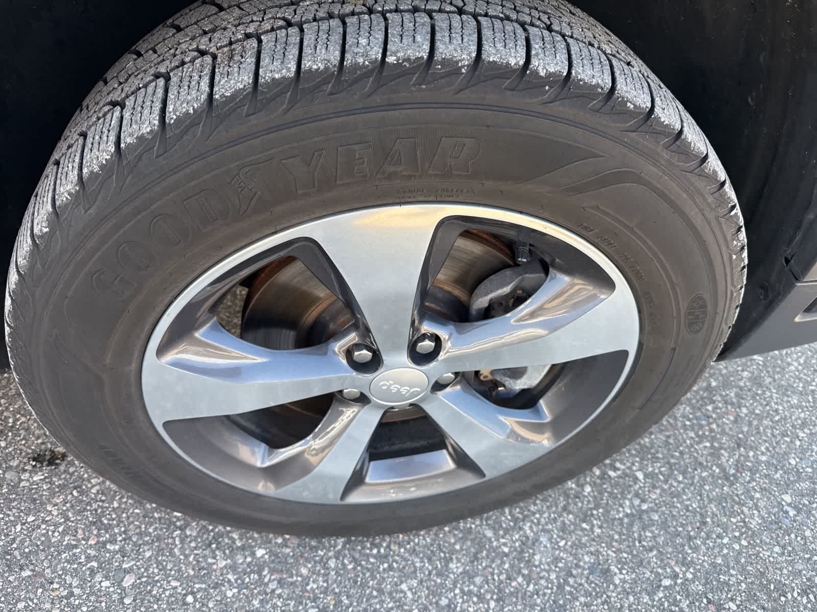 Thumbnail: 2019 Jeep Cherokee - 25