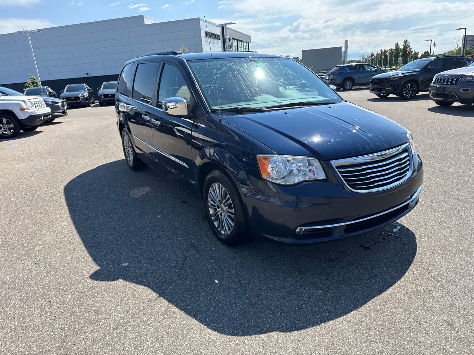 Thumbnail: 2013 Chrysler Town & Country - 3