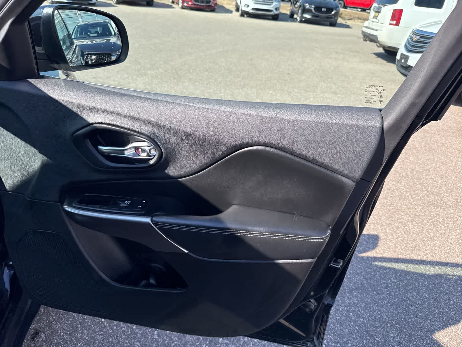 Thumbnail: 2019 Jeep Cherokee - 24