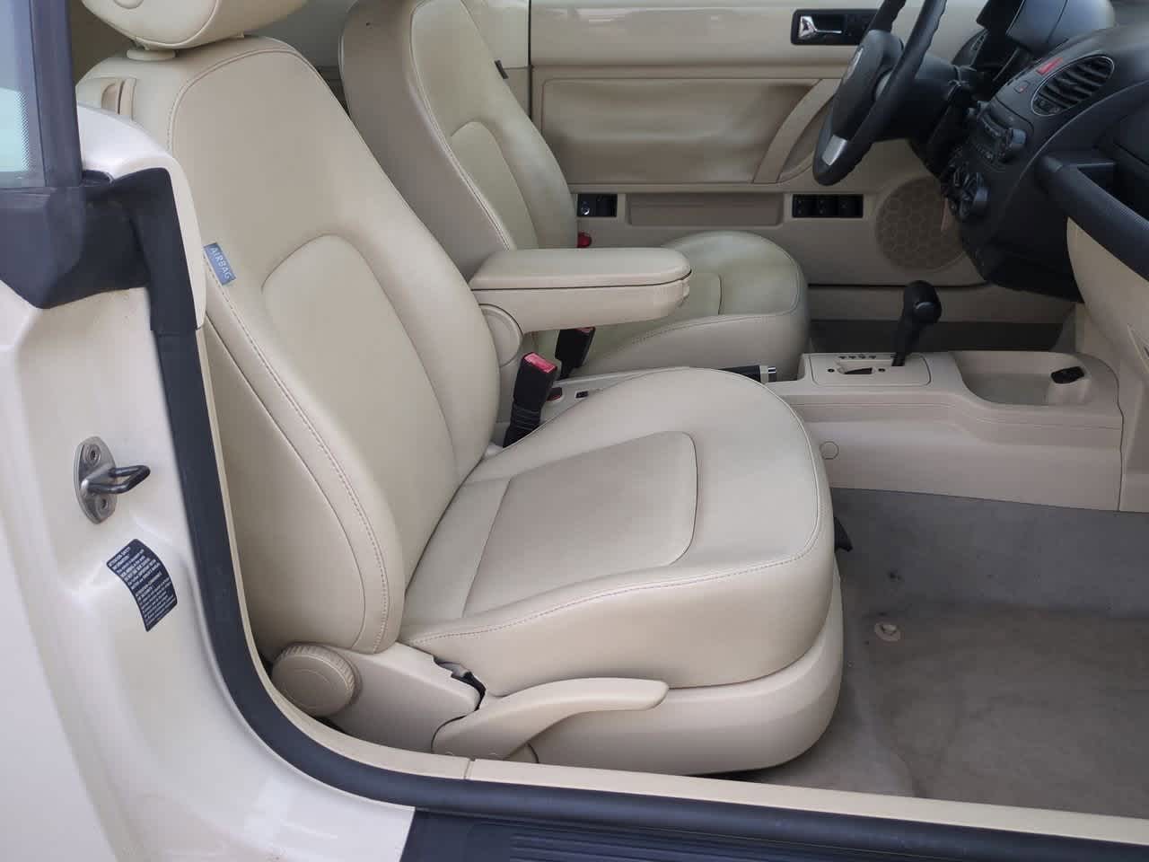 Thumbnail: 2006 Volkswagen New Beetle - 17