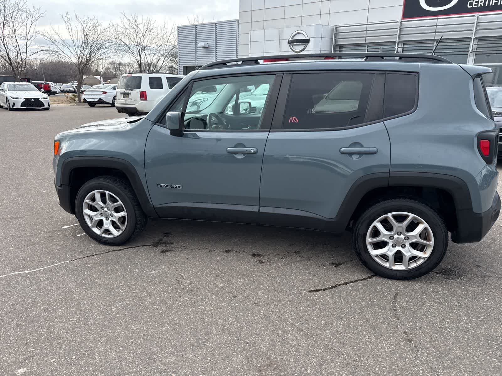 Thumbnail: 2017 Jeep Renegade - 8