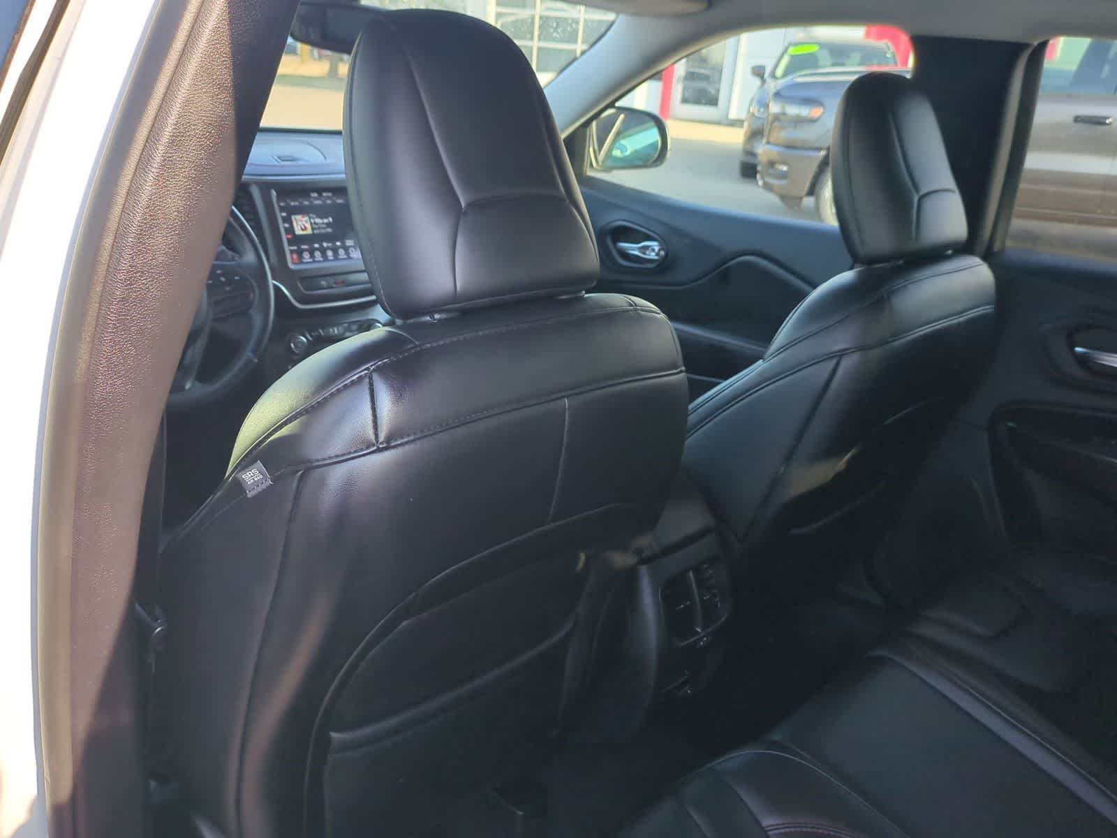 Thumbnail: 2019 Jeep Cherokee - 17