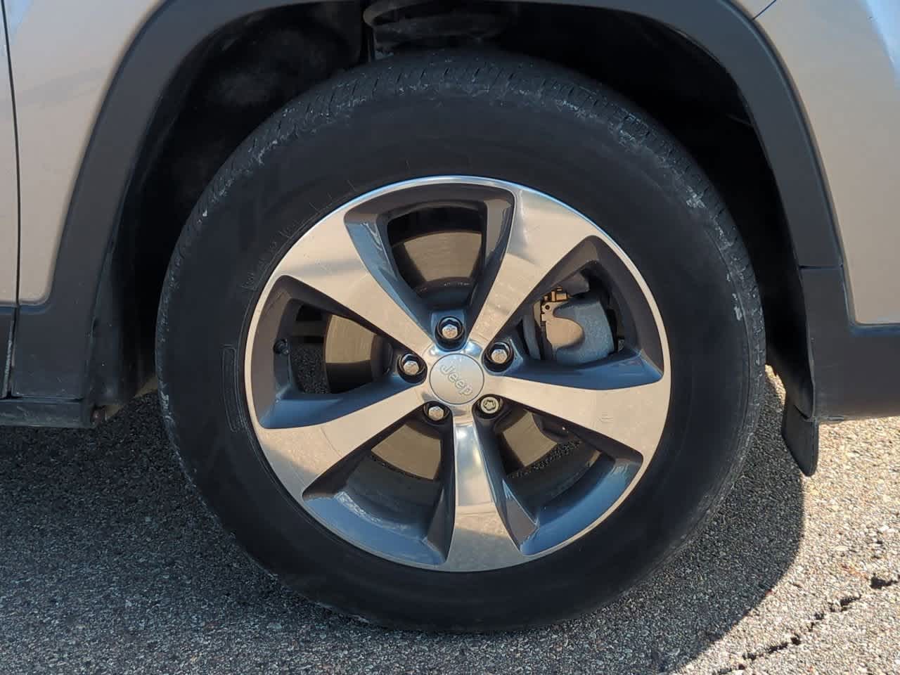 Thumbnail: 2019 Jeep Cherokee - 13