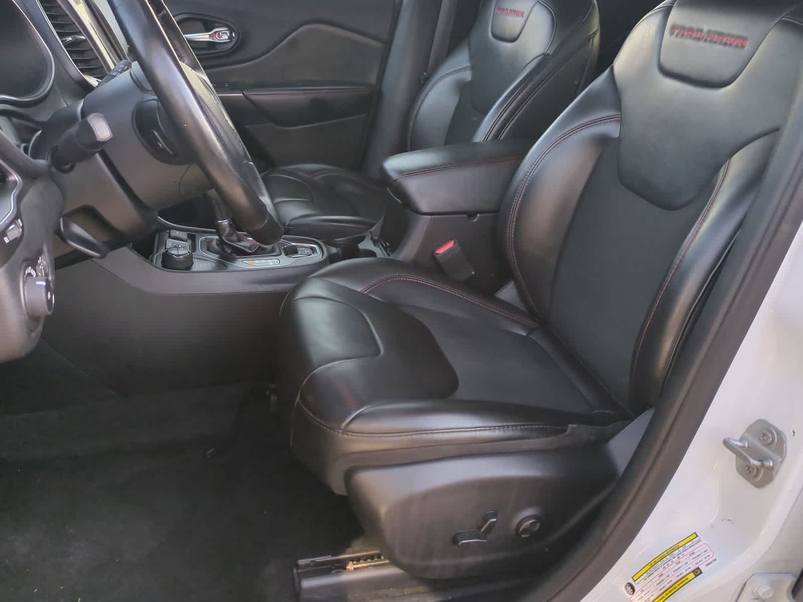 Thumbnail: 2019 Jeep Cherokee - 15