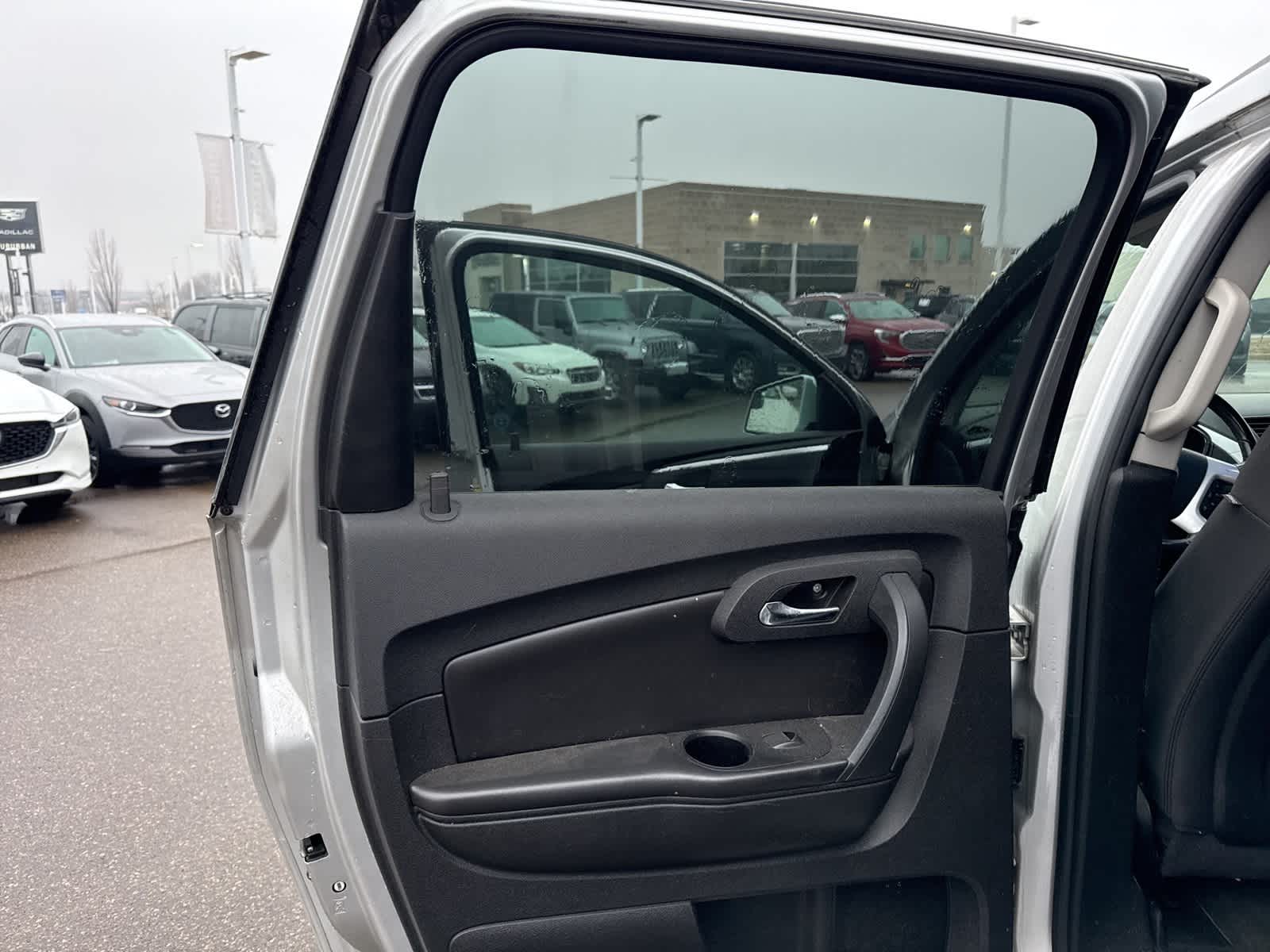 Thumbnail: 2010 Chevrolet Traverse - 16