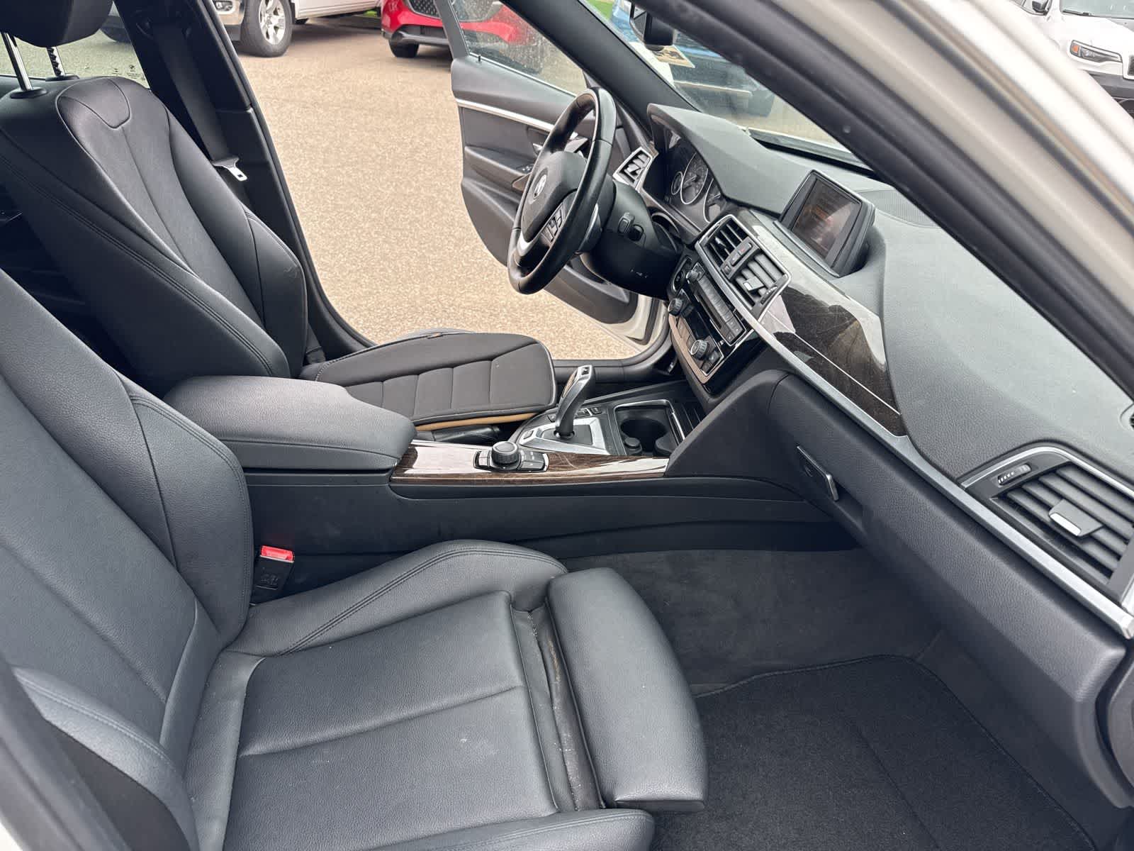 Thumbnail: 2017 BMW 3 Series - 27