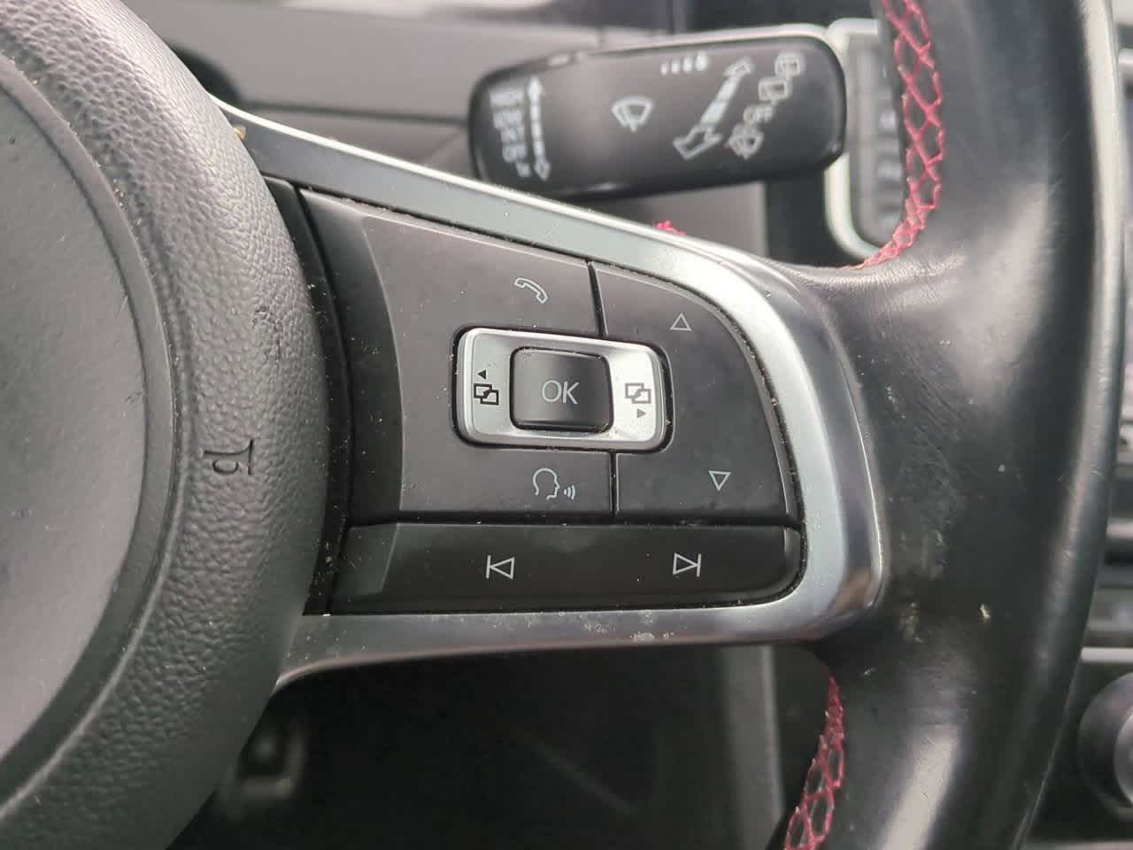 Thumbnail: 2016 Volkswagen Golf - 25