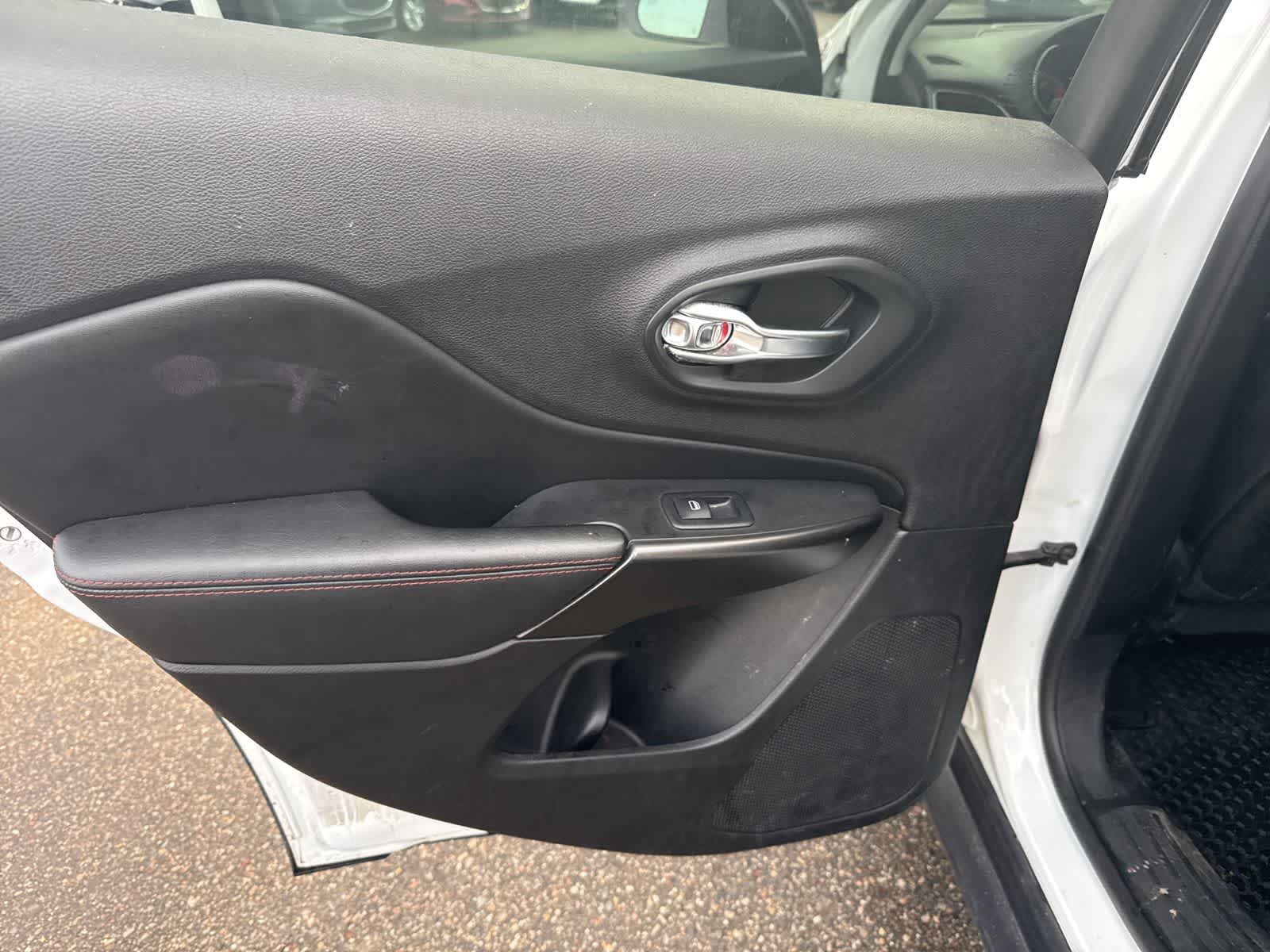 Thumbnail: 2019 Jeep Cherokee - 17