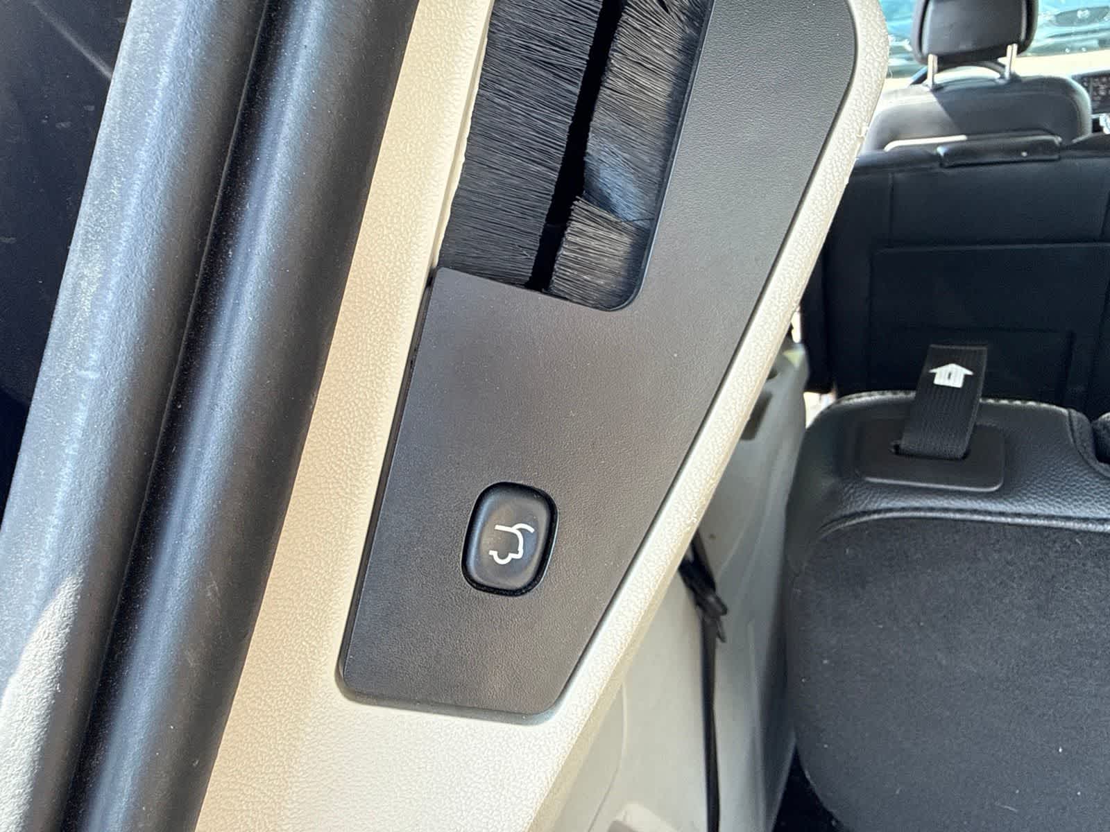 Thumbnail: 2013 Chrysler Town & Country - 22