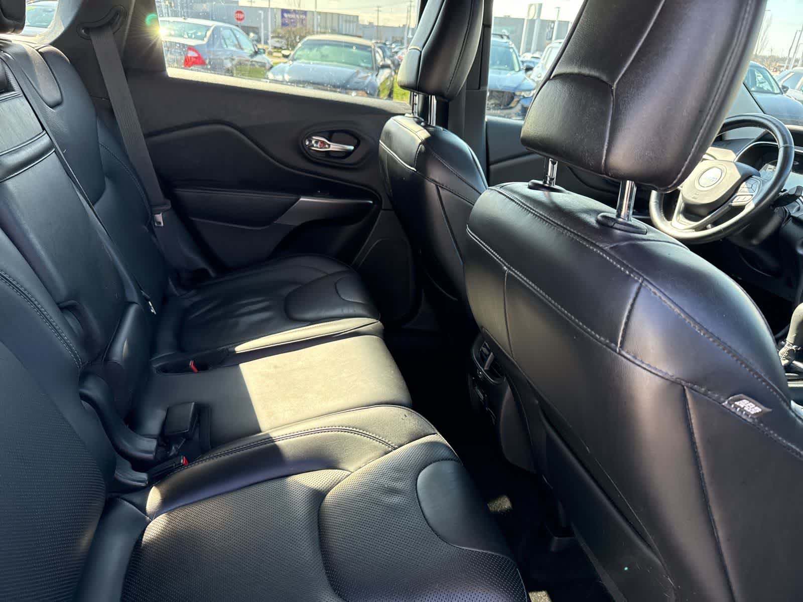 Thumbnail: 2019 Jeep Cherokee - 21