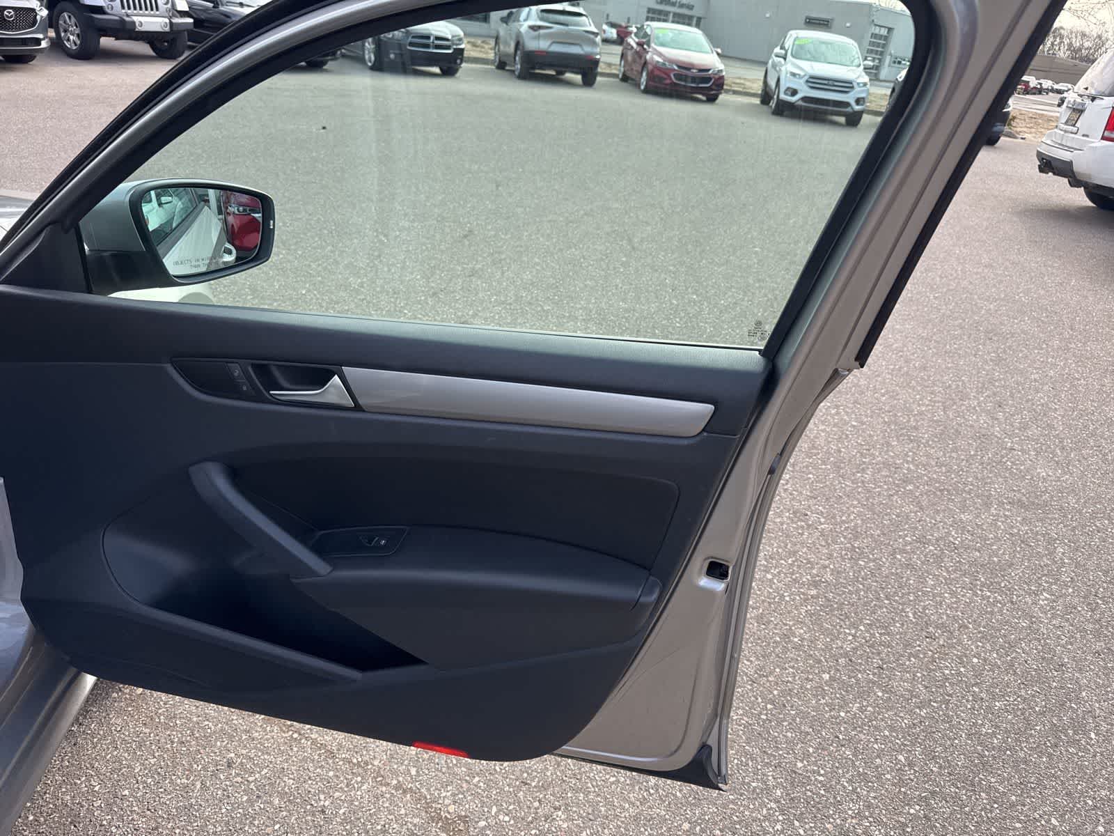 Thumbnail: 2013 Volkswagen Passat - 27