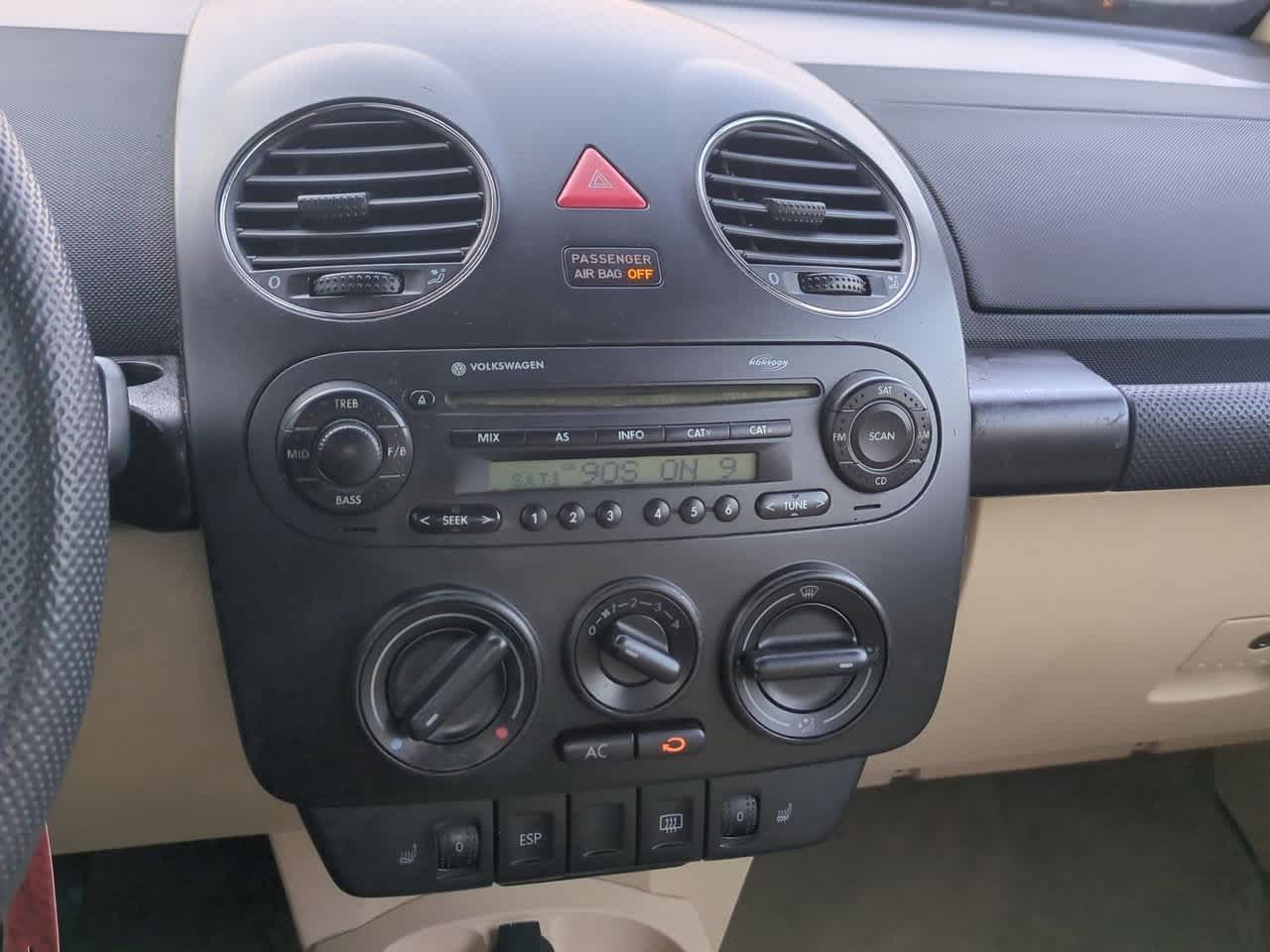 Thumbnail: 2006 Volkswagen New Beetle - 21