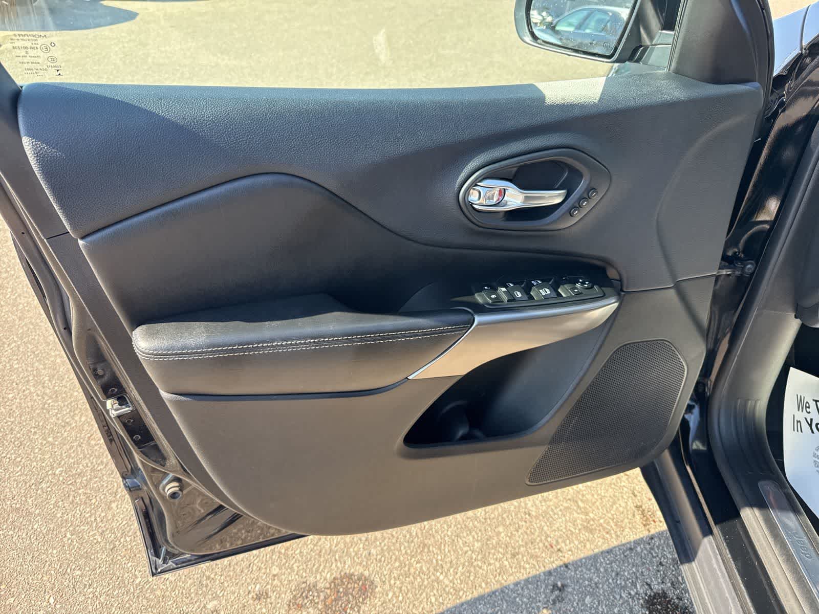 Thumbnail: 2019 Jeep Cherokee - 11