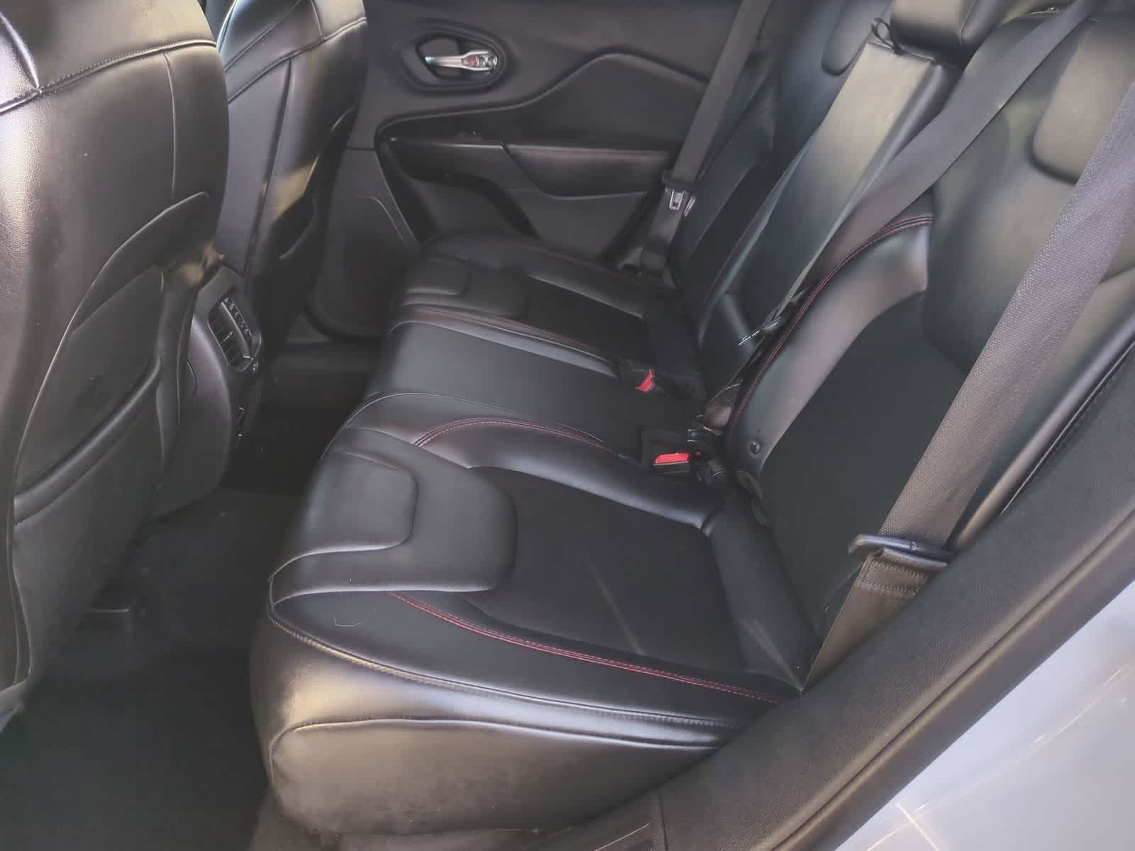 Thumbnail: 2019 Jeep Cherokee - 18