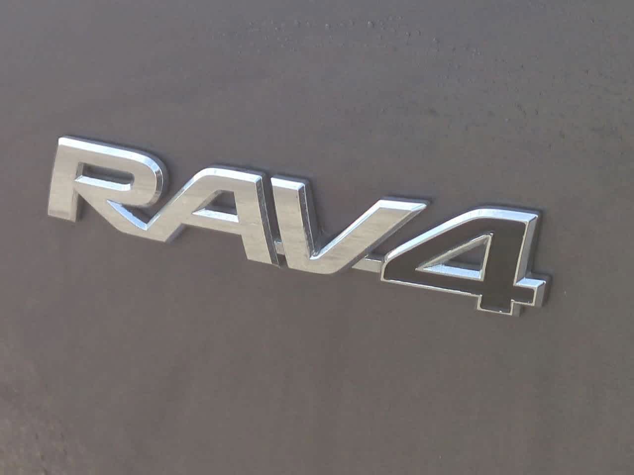 Thumbnail: 2018 Toyota RAV4 - 12