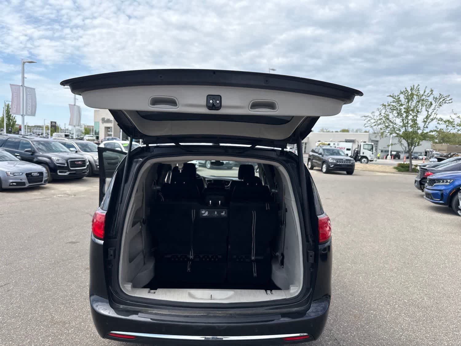 Thumbnail: 2019 Chrysler Pacifica - 21