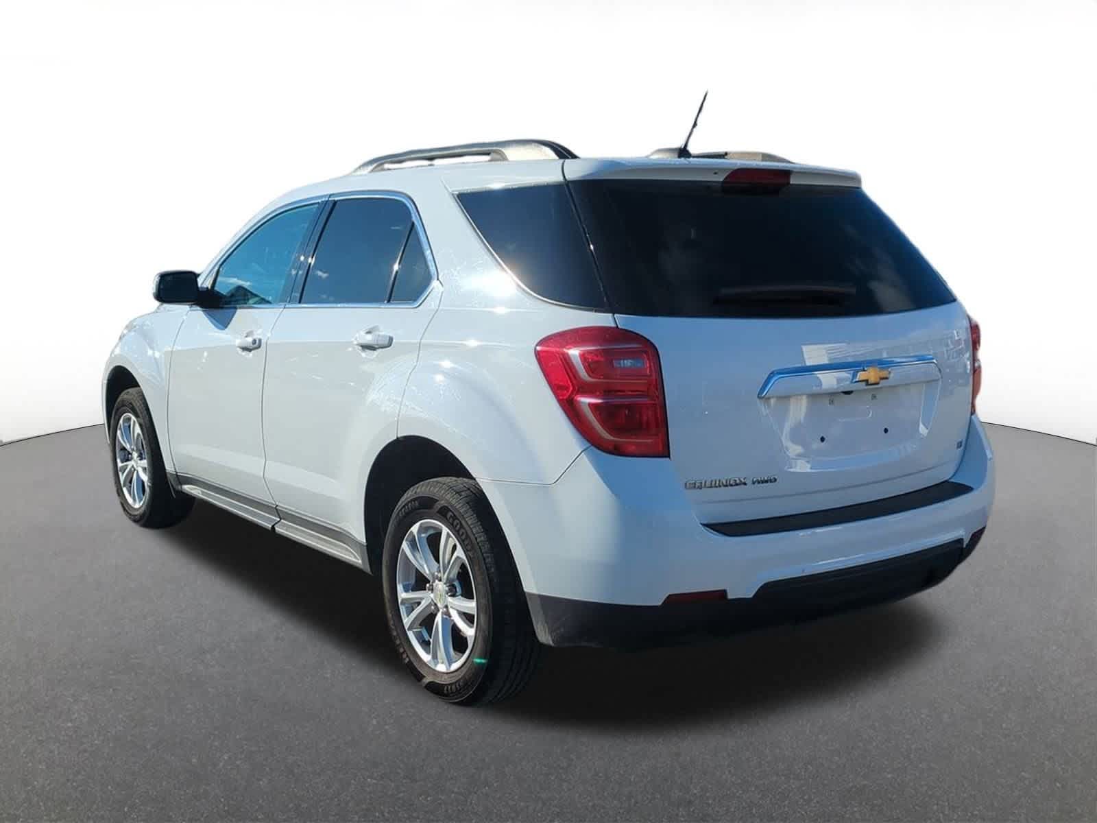 2017 Chevrolet Equinox LT photo 2