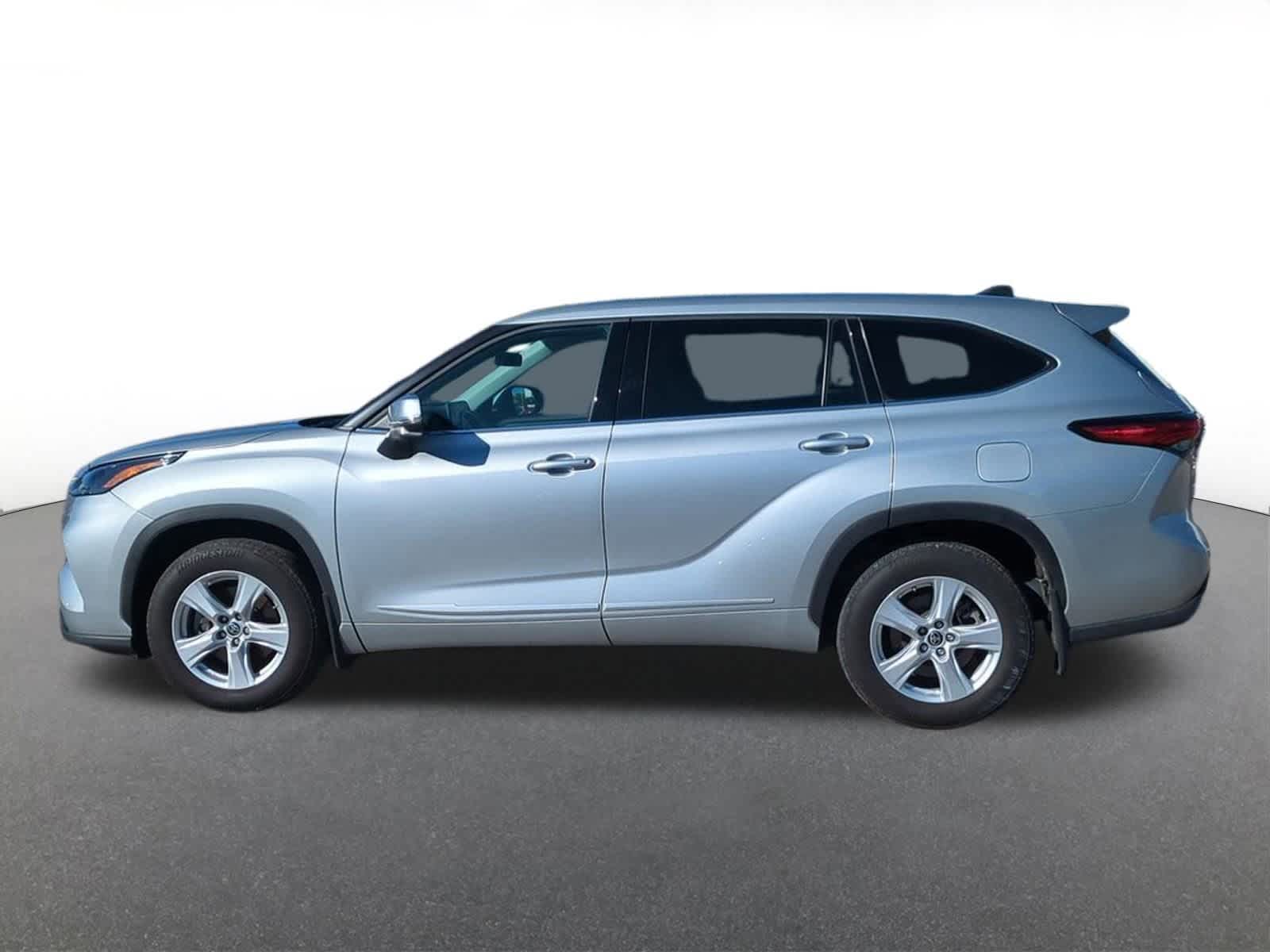 2022 Toyota Highlander LE photo 3