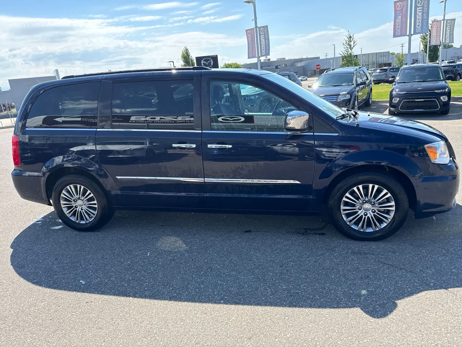 Thumbnail: 2013 Chrysler Town & Country - 4