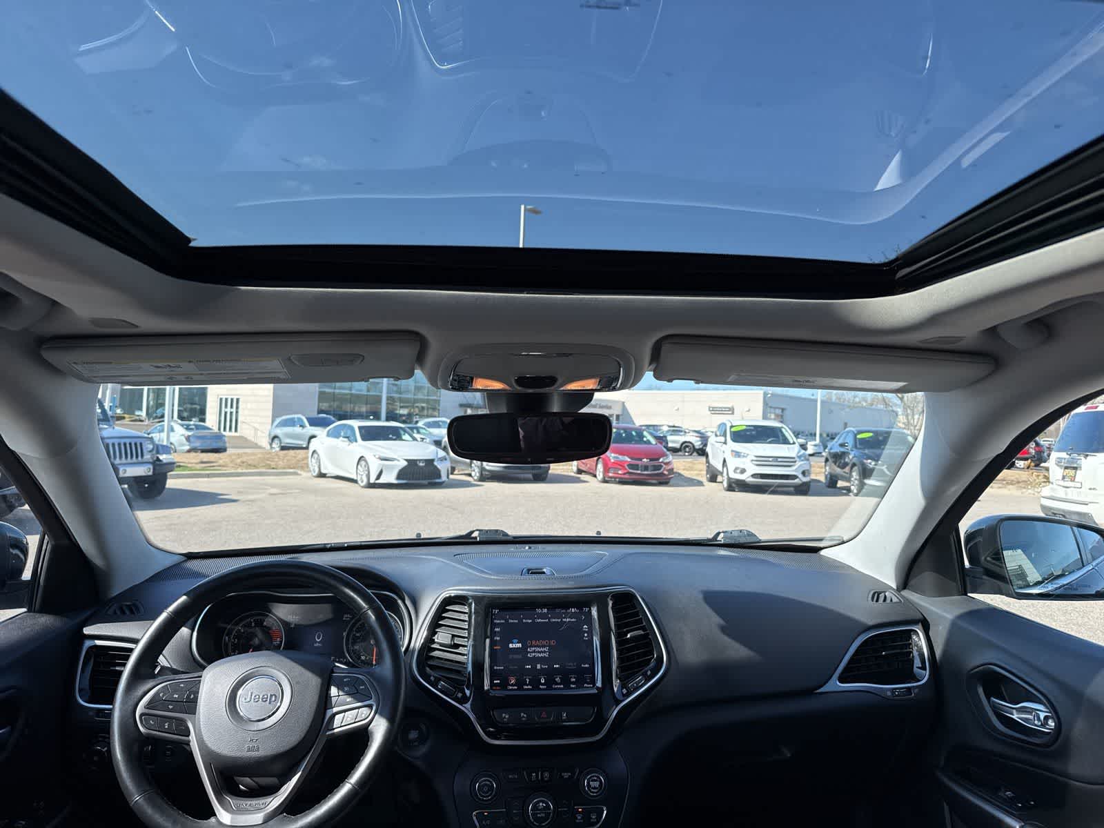 Thumbnail: 2019 Jeep Cherokee - 15