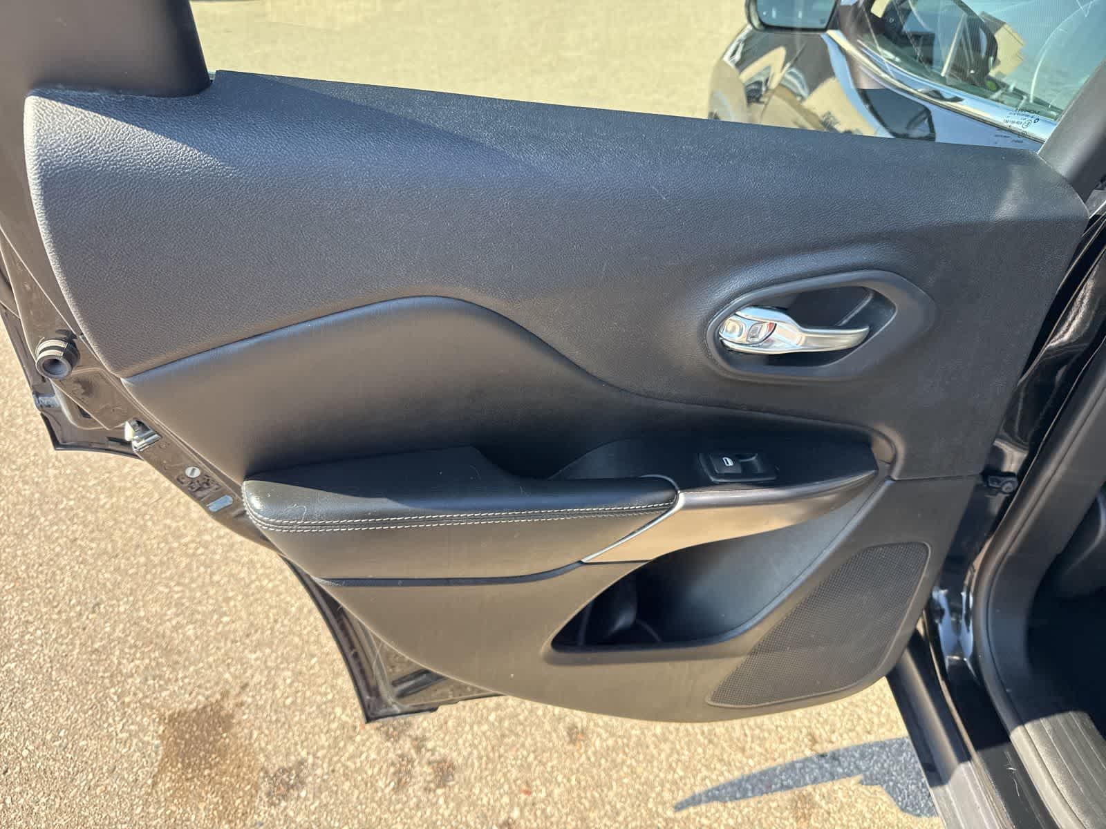 Thumbnail: 2019 Jeep Cherokee - 14