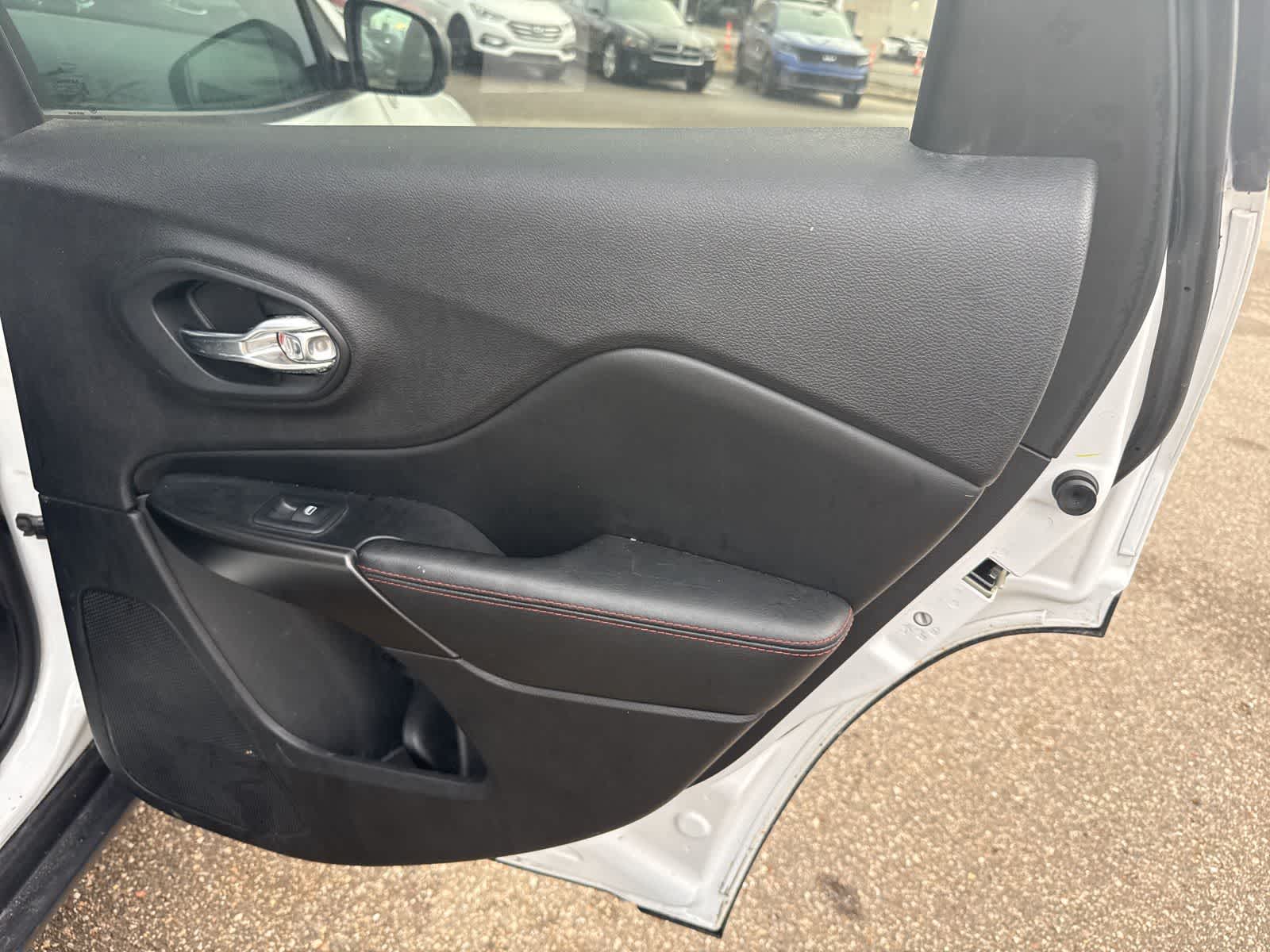 Thumbnail: 2019 Jeep Cherokee - 24