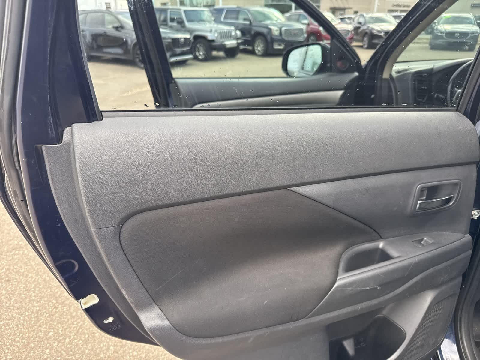 Thumbnail: 2015 Mitsubishi Outlander - 17