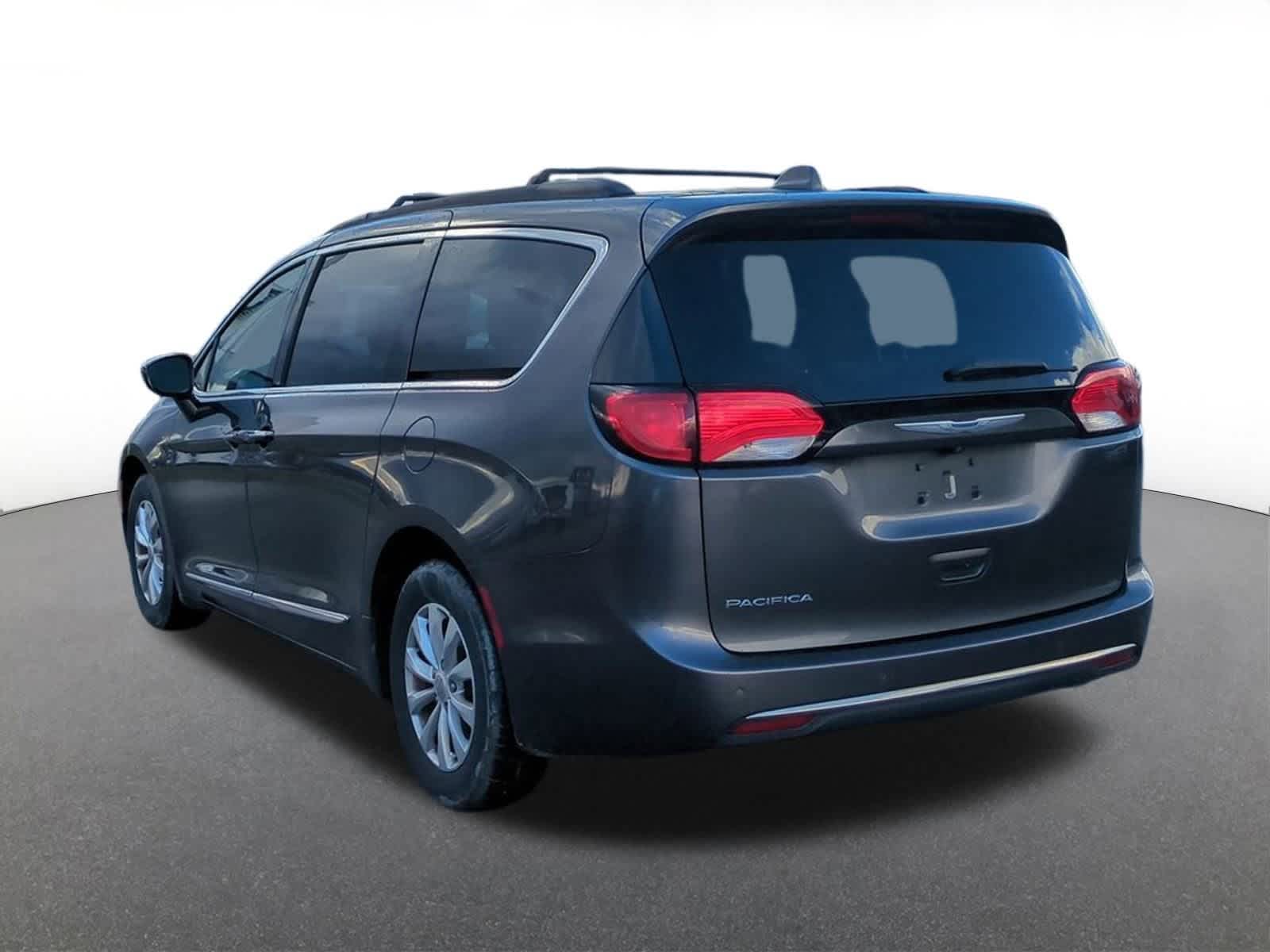 Thumbnail: 2017 Chrysler Pacifica - 4
