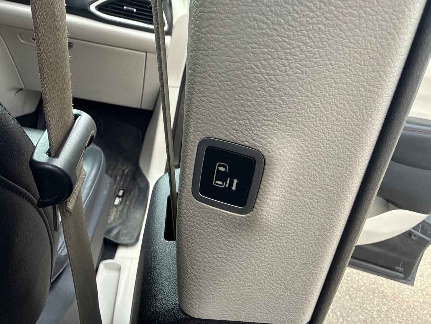 Thumbnail: 2019 Chrysler Pacifica - 25