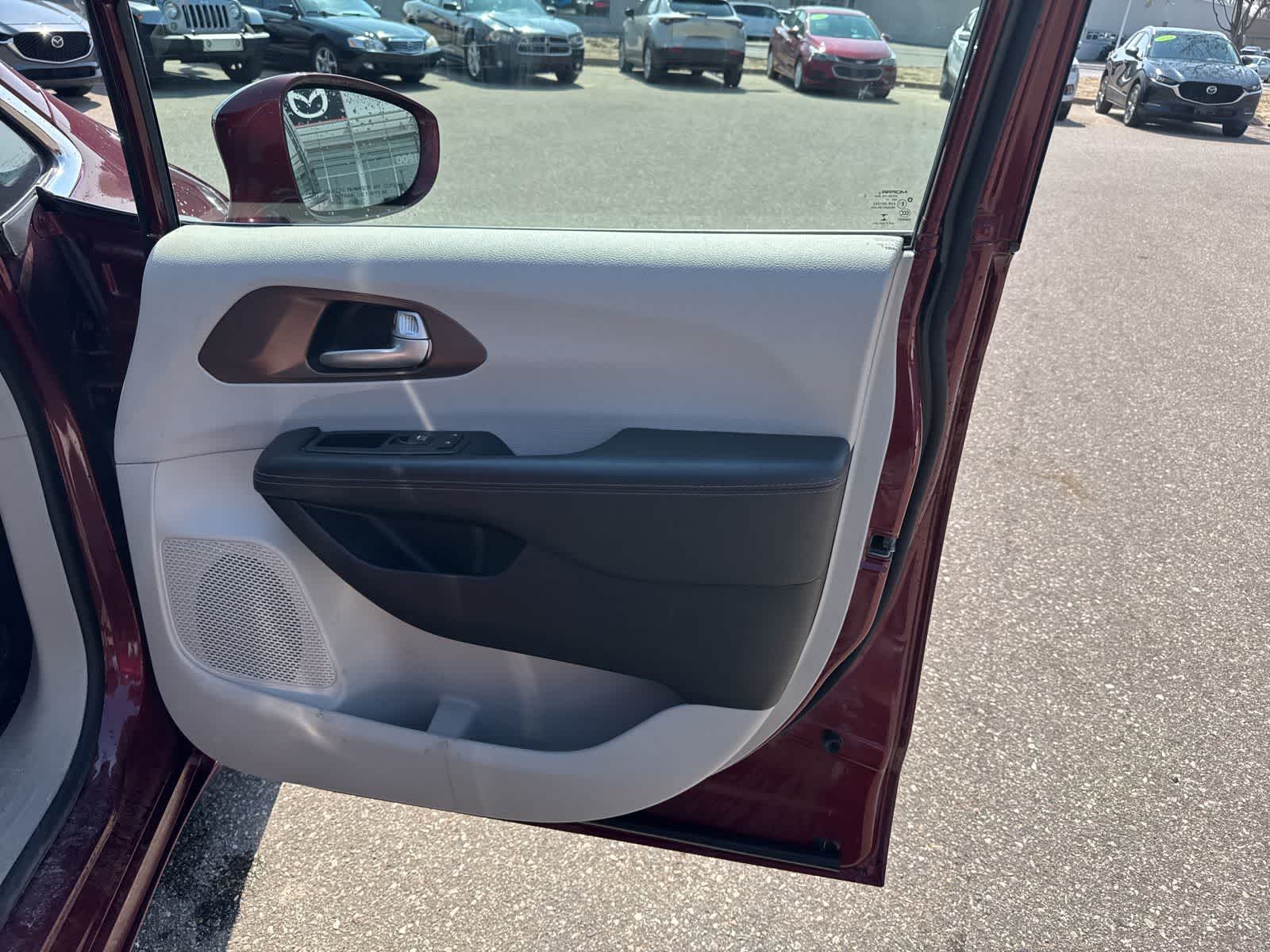 Thumbnail: 2017 Chrysler Pacifica - 28