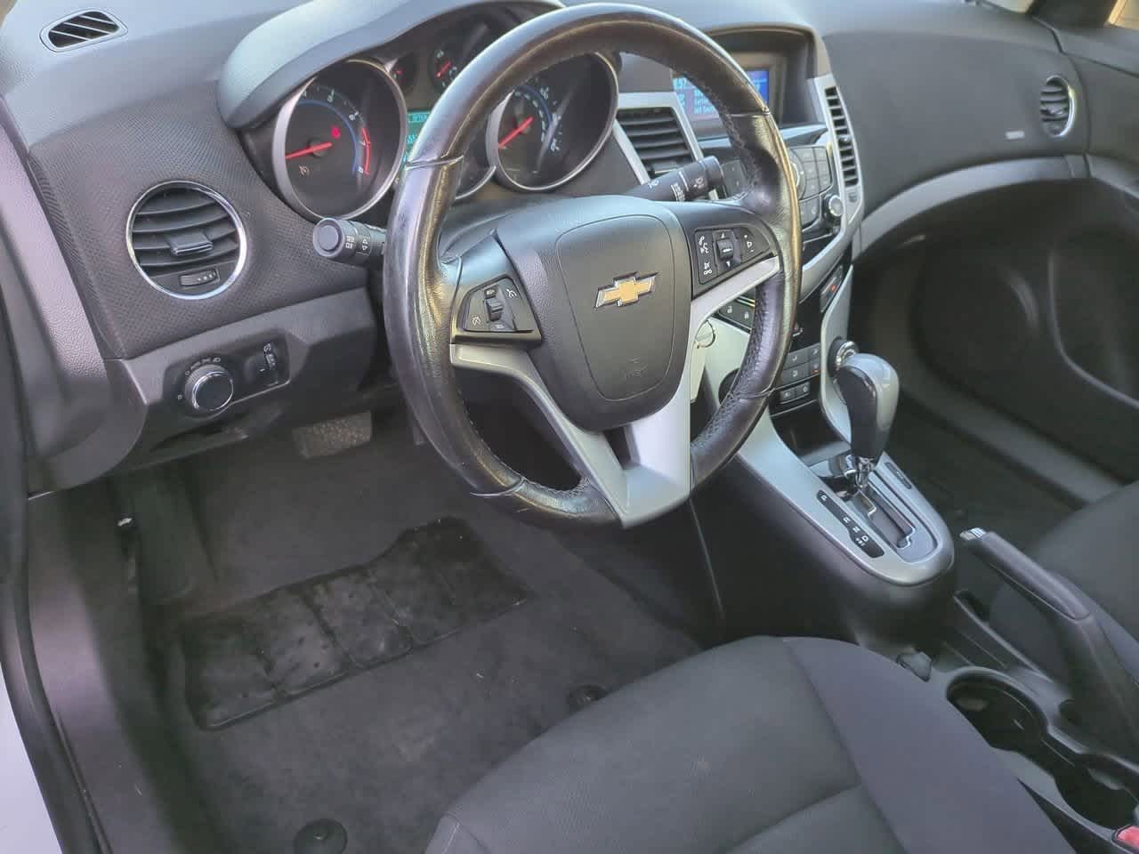 2013 Chevrolet Cruze photo 2