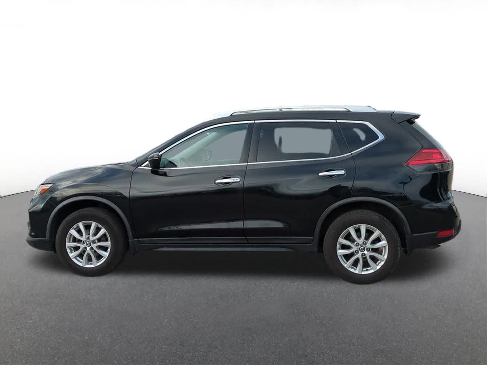 2017 Nissan Rogue SV photo 2