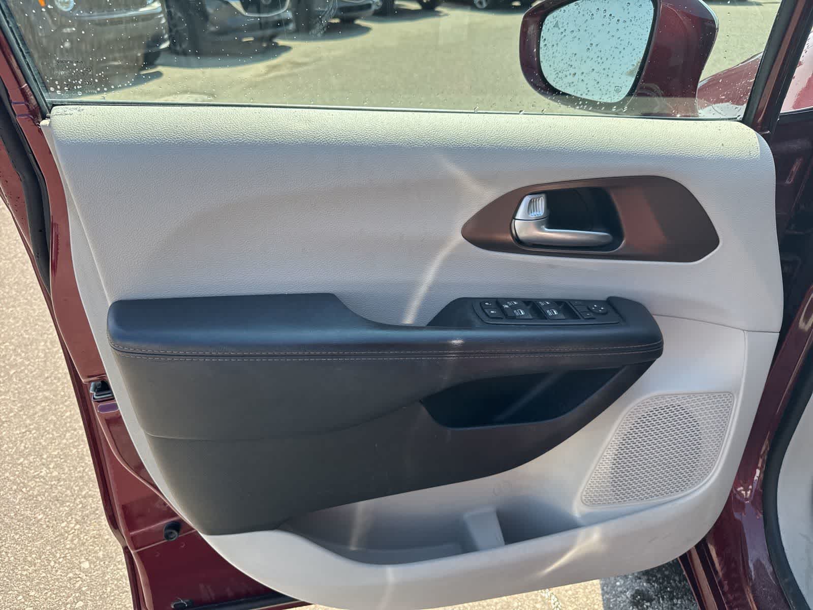 Thumbnail: 2017 Chrysler Pacifica - 14