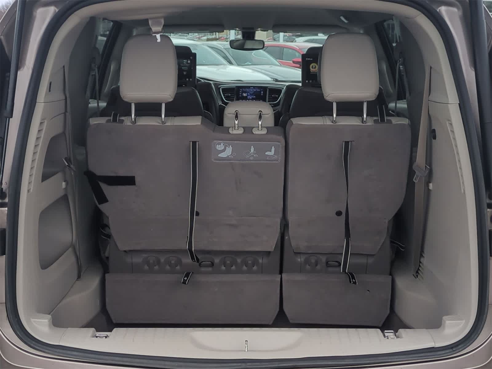 Thumbnail: 2018 Chrysler Pacifica - 34