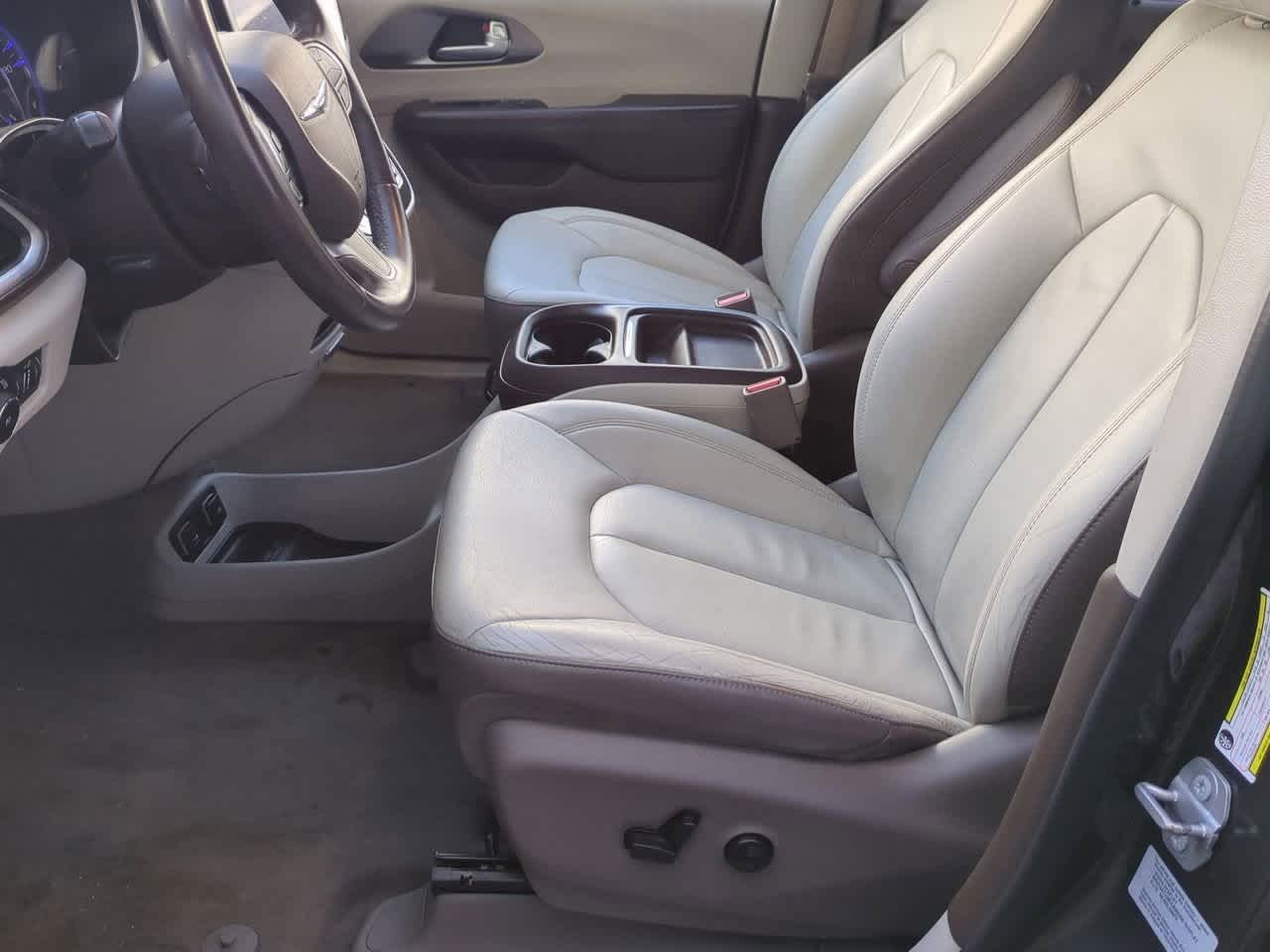 Thumbnail: 2017 Chrysler Pacifica - 15